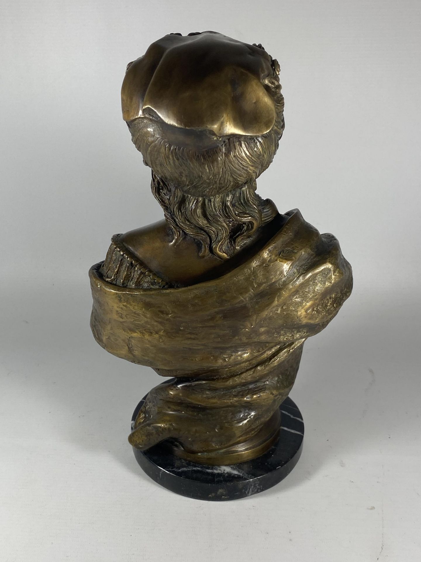 A REPRODUCTION BRONZE BUST OF A MAIDEN ON MARBLE BASE, SIGNED LECOMTE, HEIGHT 36CM - Image 3 of 3