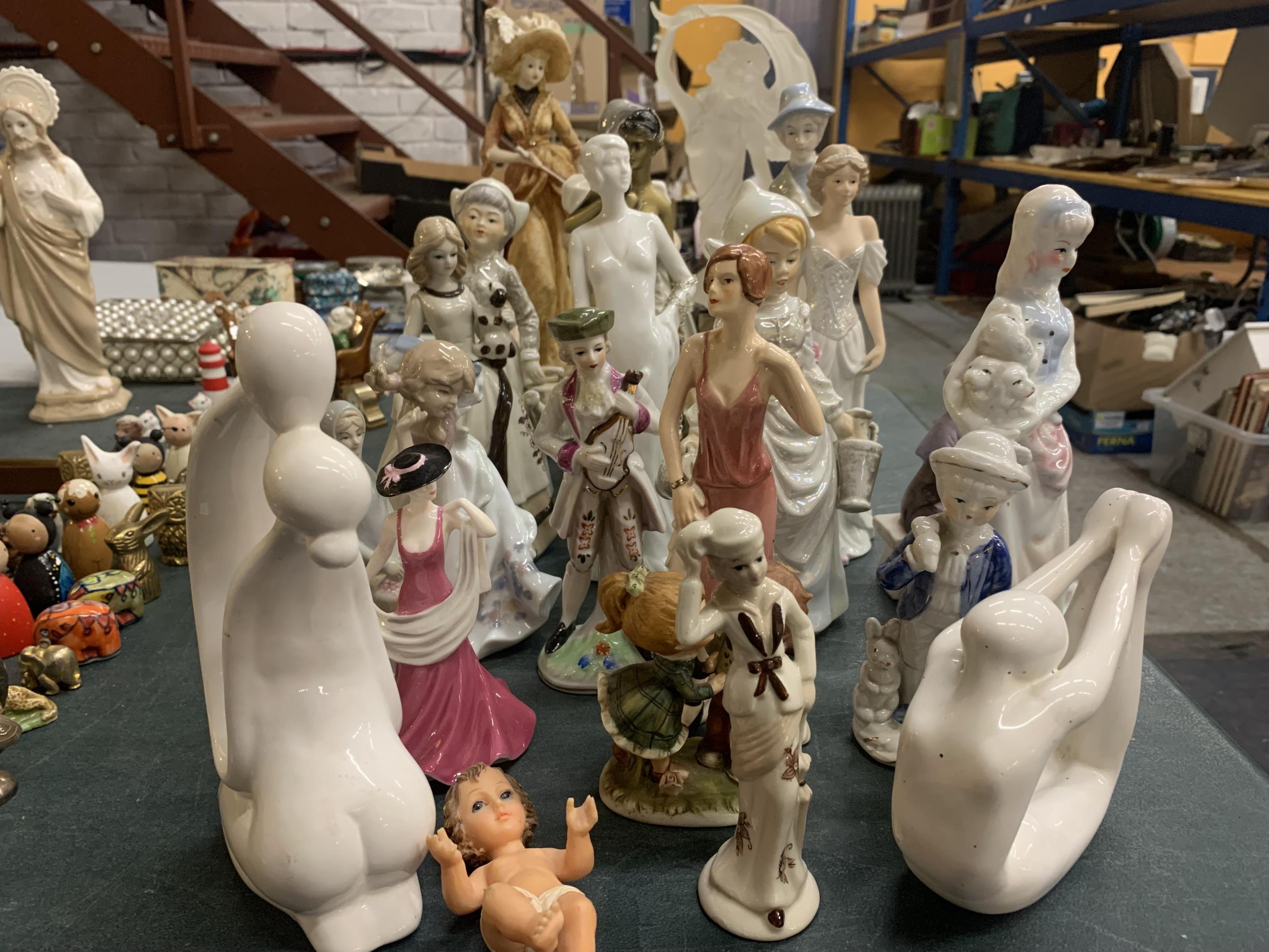 A LARGE QUANTITY OF CERAMIC FIGURES TO INCLUDE LEONARDO LADY FIGURES, ETC - Image 2 of 5