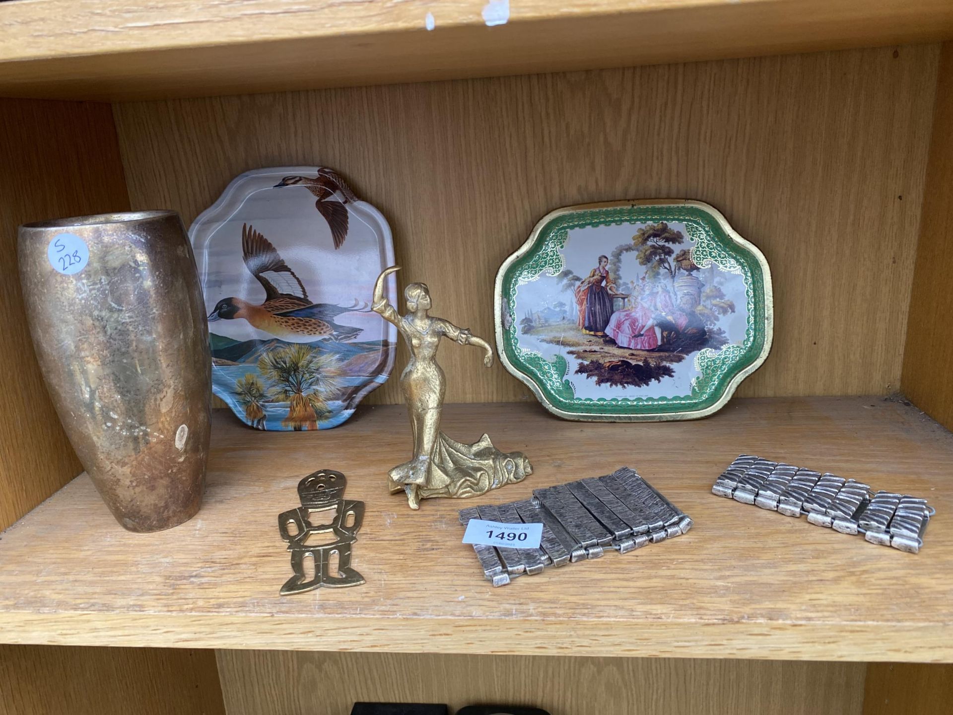 AN ASSORTMENT OF ITEMS TO INCLUDE TRAYS, A VASE AND BRASS FIGURES ETC
