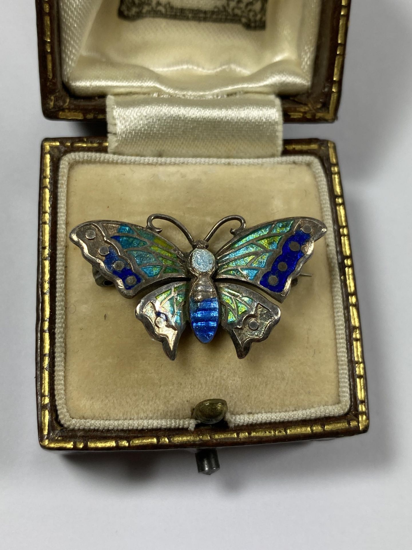 A VINTAGE CHESTER HALLMARKED SILVER AND ENAMEL BUTTERFLY BROOCH, BOXED - Image 2 of 3