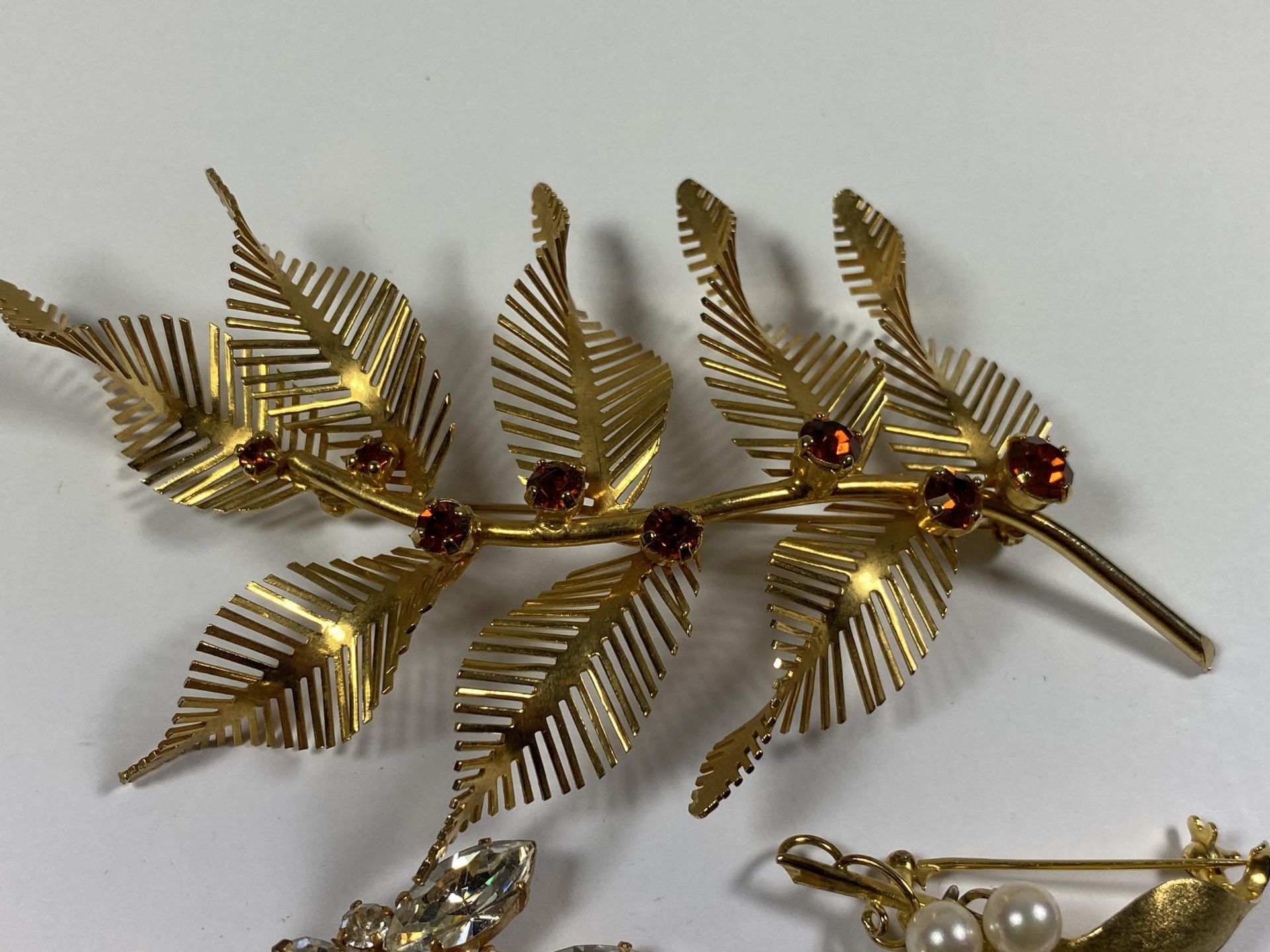 A MIXED GROUP OF VINTAGE BROOCHES TO INCLUDE ABSTRACT AND INSECT DESIGN EXAMPLES - Image 3 of 4