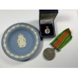 THREE ITEMS - WEDGWOOD JASPERWARE DISH, W.W.II MEDAL & BOXED ARMED FORCES BADGE