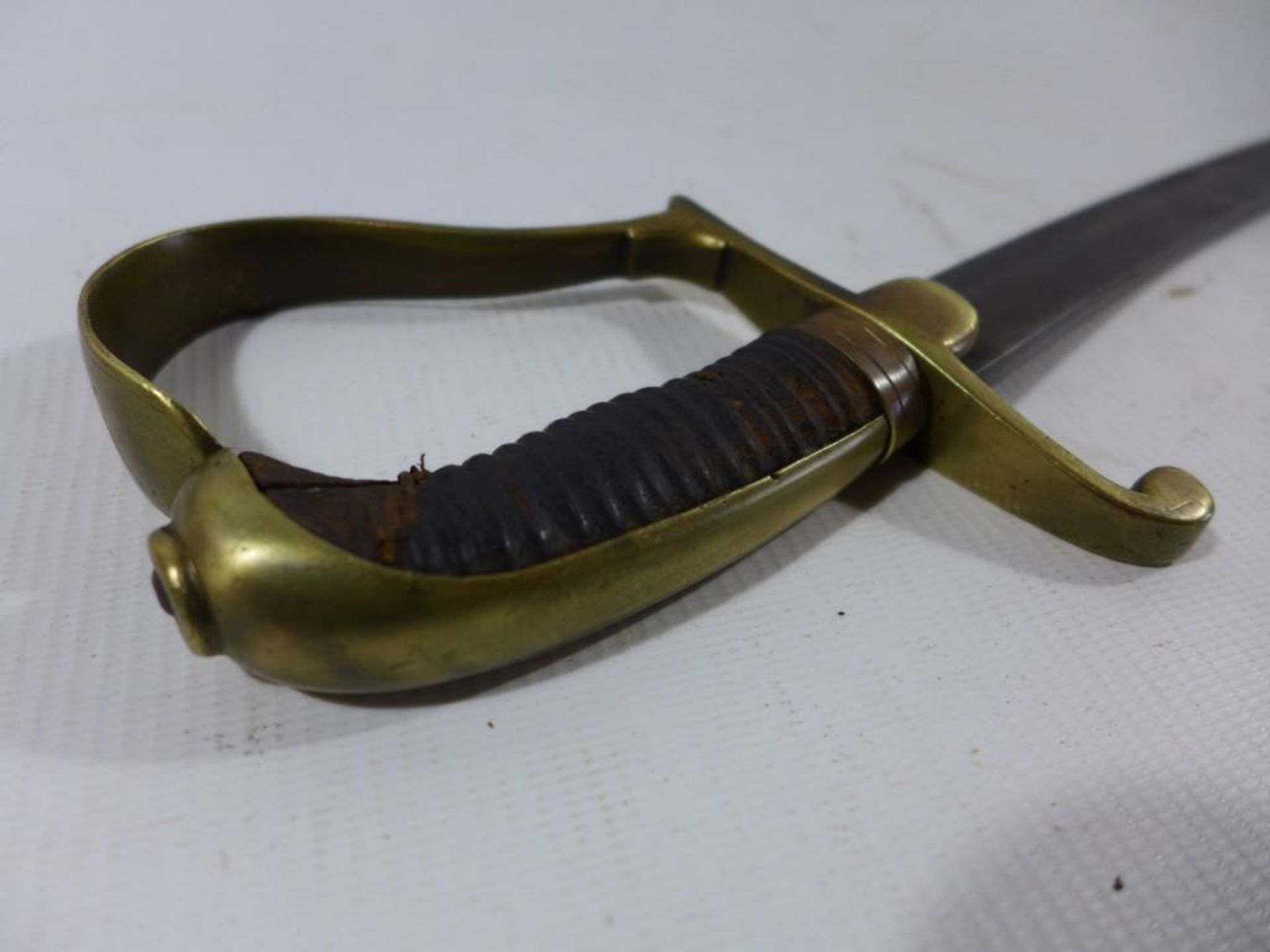 A MID 19TH CENTURY CHILDS SWORD, 47.5CM BLADE, BRASS GUARD - Image 4 of 4