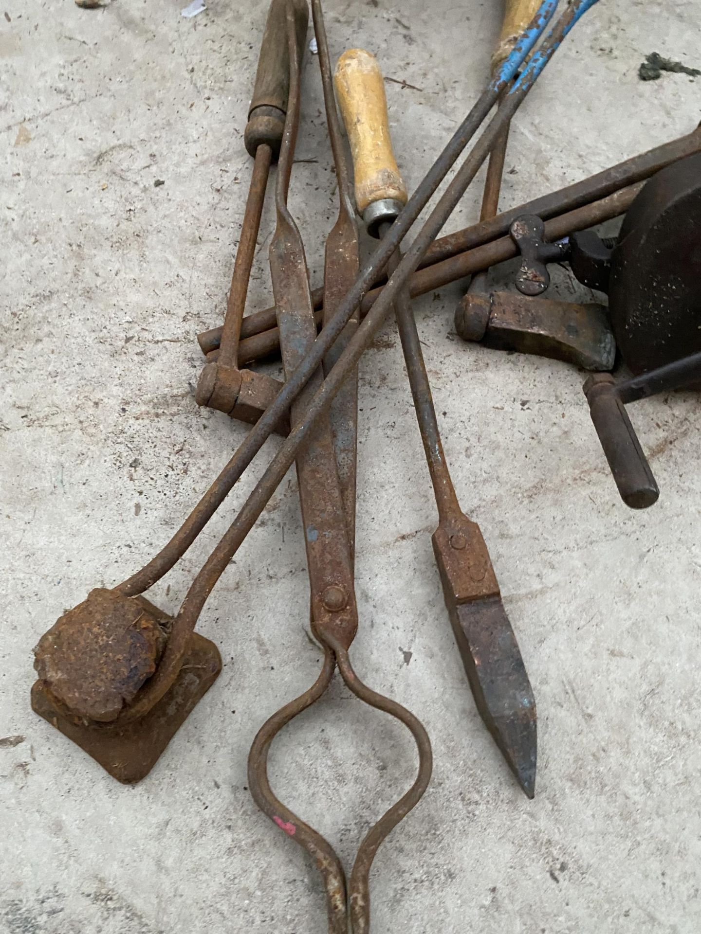 AN ASSORTMENT OF VINTAGE BLACK SMITH TOOLS TO INCLUDE A MANUAL GRIND STONE ETC - Image 3 of 3