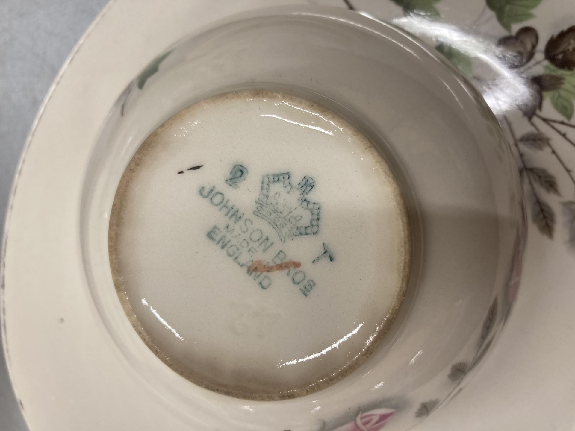 A QUANTITY OF VINTAGE JOHNSON BROS DINNER WARE TO INCLUDE SERVING TUREENS, PLATES, A SAUCE BOAT - Image 6 of 6