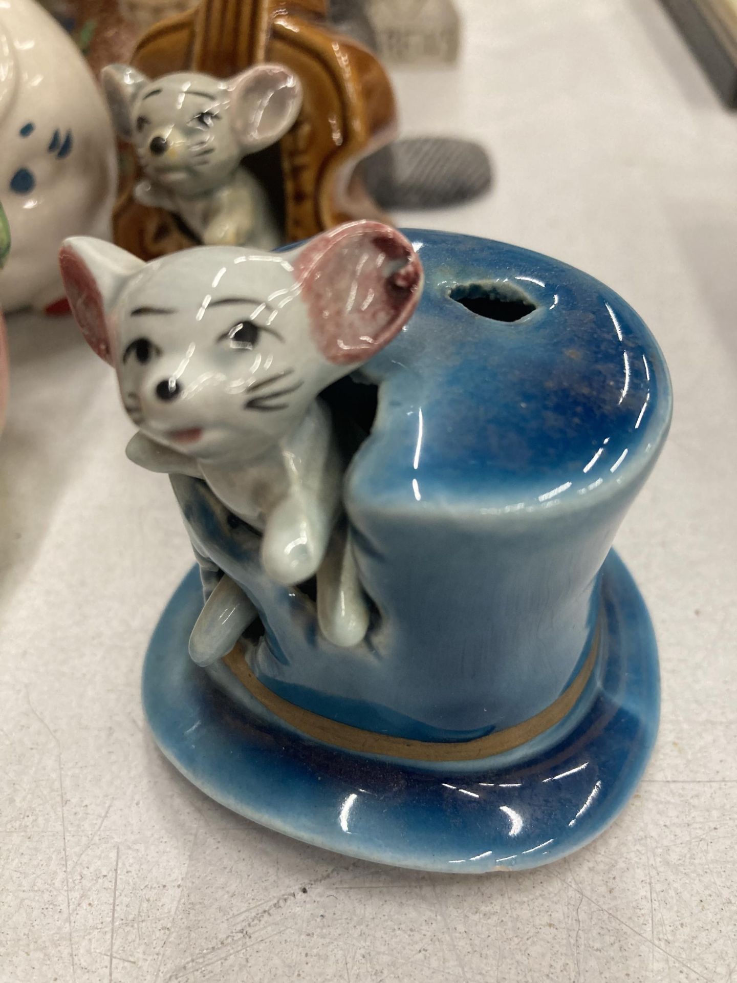 A QUANTITY OF CERAMICS TO INCLUDE MICE FIGURES, MINIATURE ORIENTAL CLOISONNE VASES WITH STANDS, A - Image 4 of 5