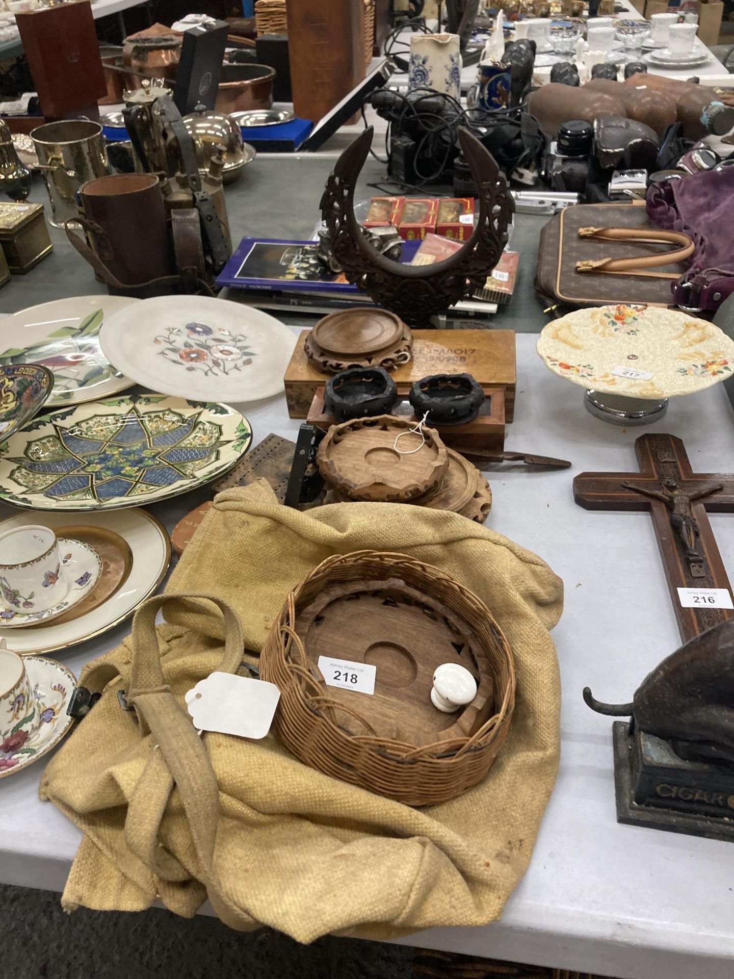 A QUANTITY OF TREEN ITEMS TO INCLUDE A CRIBBAGE BOARD, DOMINOES, CARVED ORIENTAL STANDS, ARMY BAG,