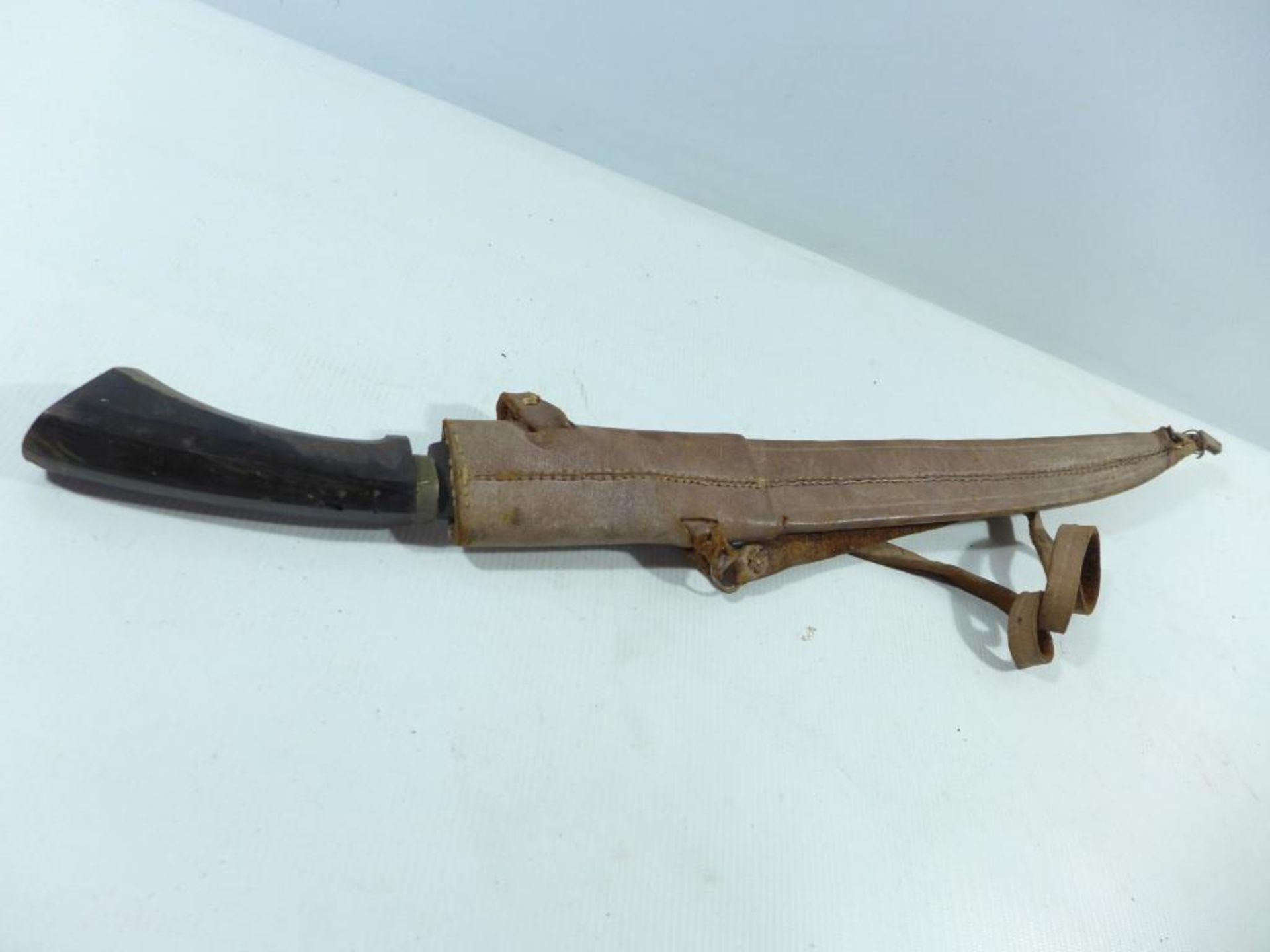 A MID 20TH CENTURY MACHETTE AND SCABBARD, 47CM BLADE - Image 4 of 5