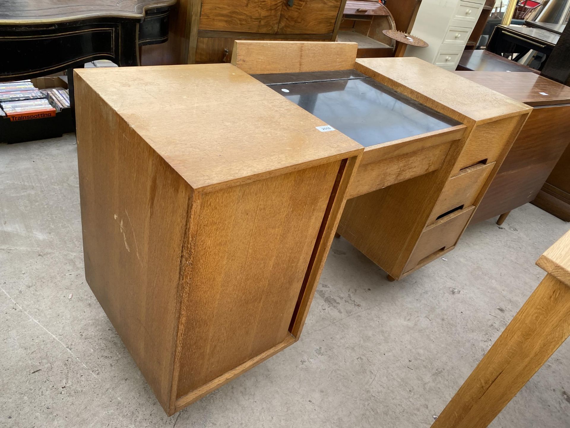 A LIGHT OAK 'STAG' DRESSING TABLE WITH MIRRORED LIFT-UP CENTRE SECTION, 48" WIDE