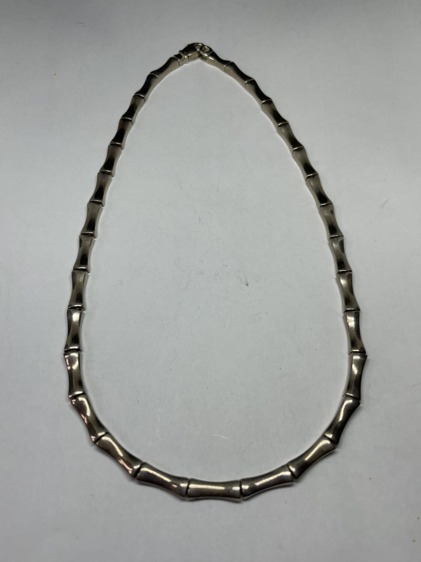 A SILVER BAMBOO DESIGN NECKLACE IN A PRESENTATION BOX