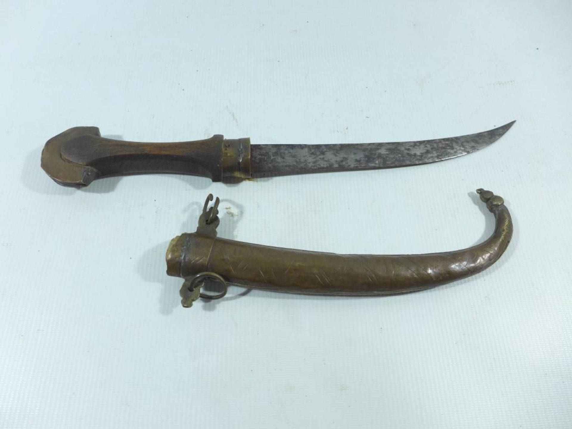 A LATE 19TH/EARLY 20TH CENTURY MOROCCAN DAGGER AND SCABBARD, 24CM BLADE - Image 2 of 4