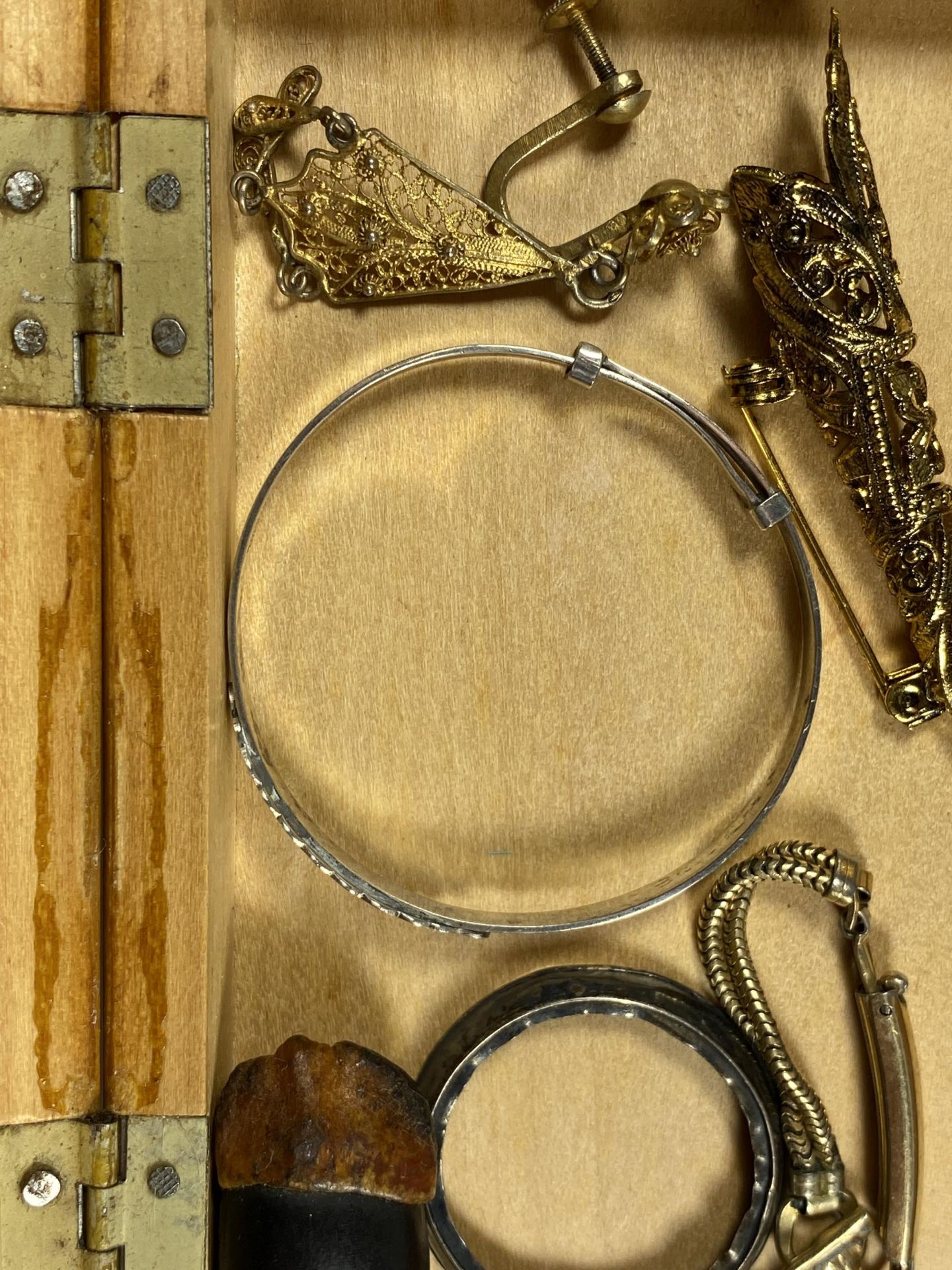 A BOX OF ASSORTED ITEMS TO INCLUDE THREE GOLD PLATED SWIVEL FOBS ETC - Image 4 of 4