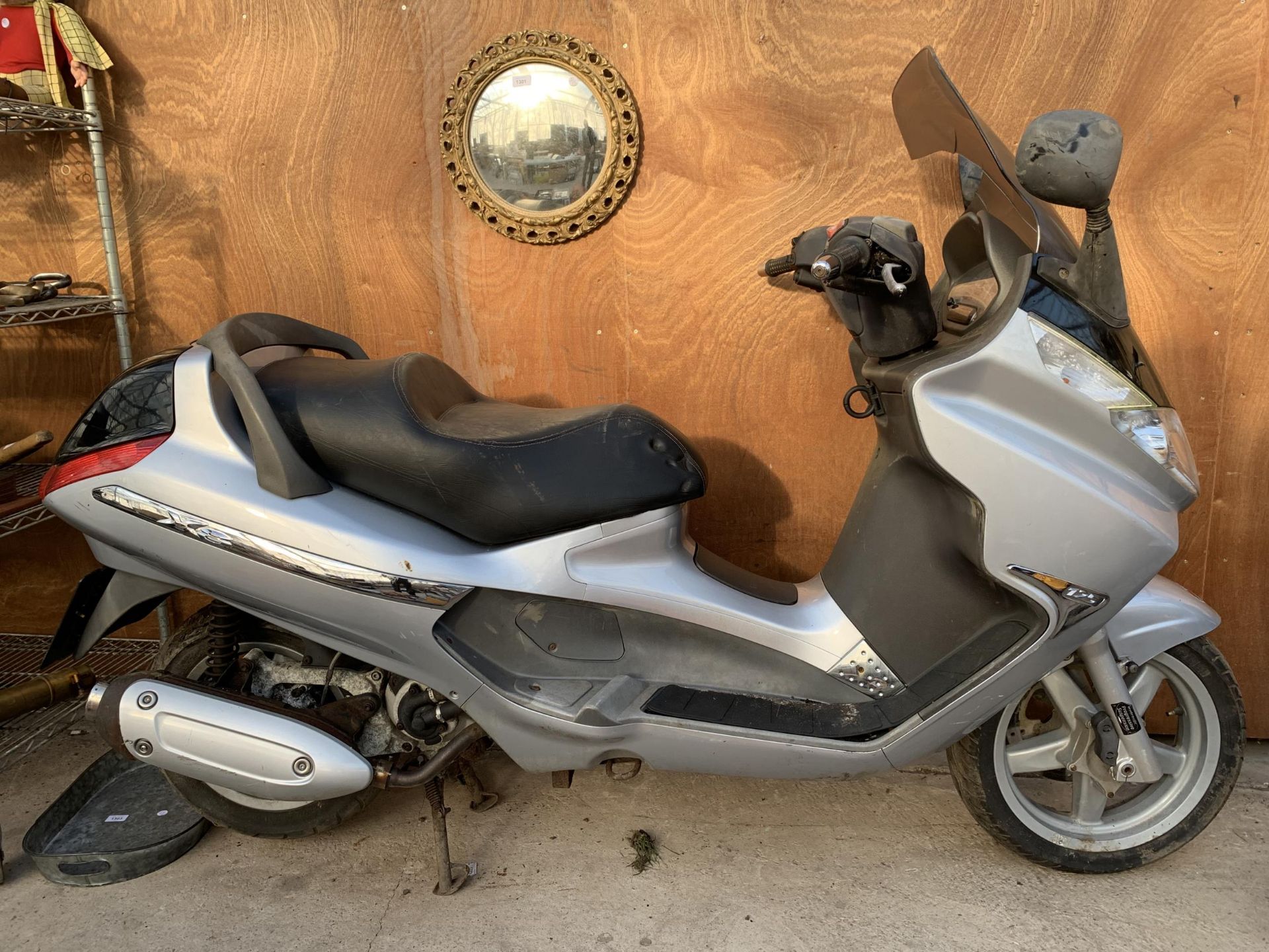 A PIAGGIO SCOOTER SOLD AS SEEN WITH NO PAPERWORK OR KEY AND DAMAGE TO THE LEFT HAND SIDE