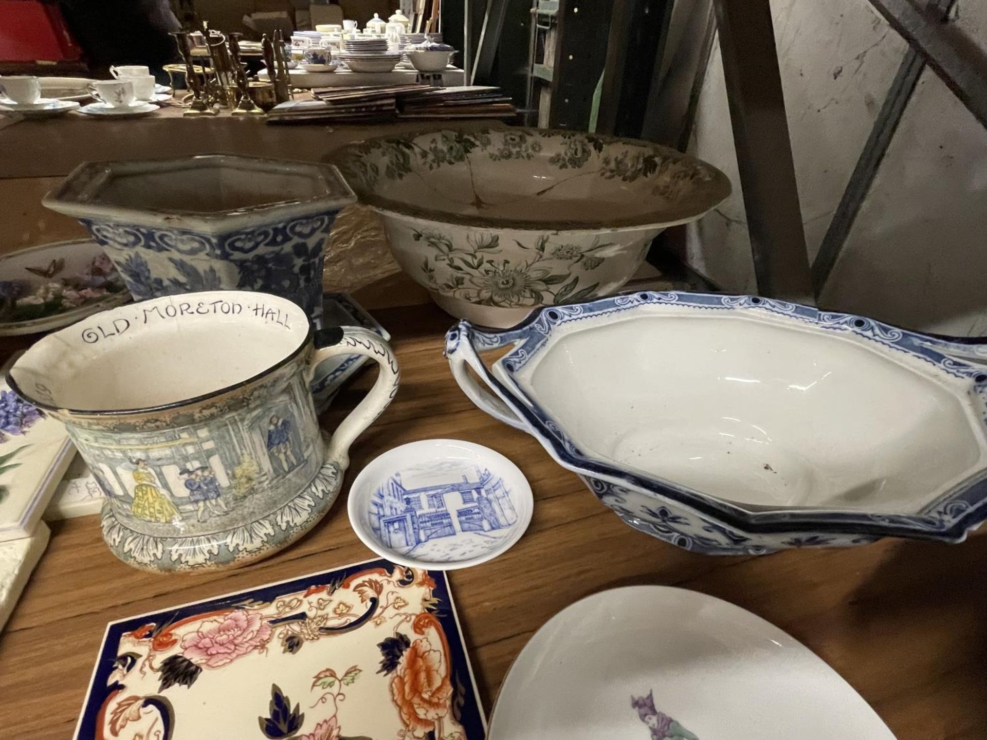 A QUANTITY OF CERAMIC ITEMS TO INCLUDE A LARGE WASHBOWL - A/F, F & SONS DUDLEY SERVING DISHES, A - Bild 3 aus 3