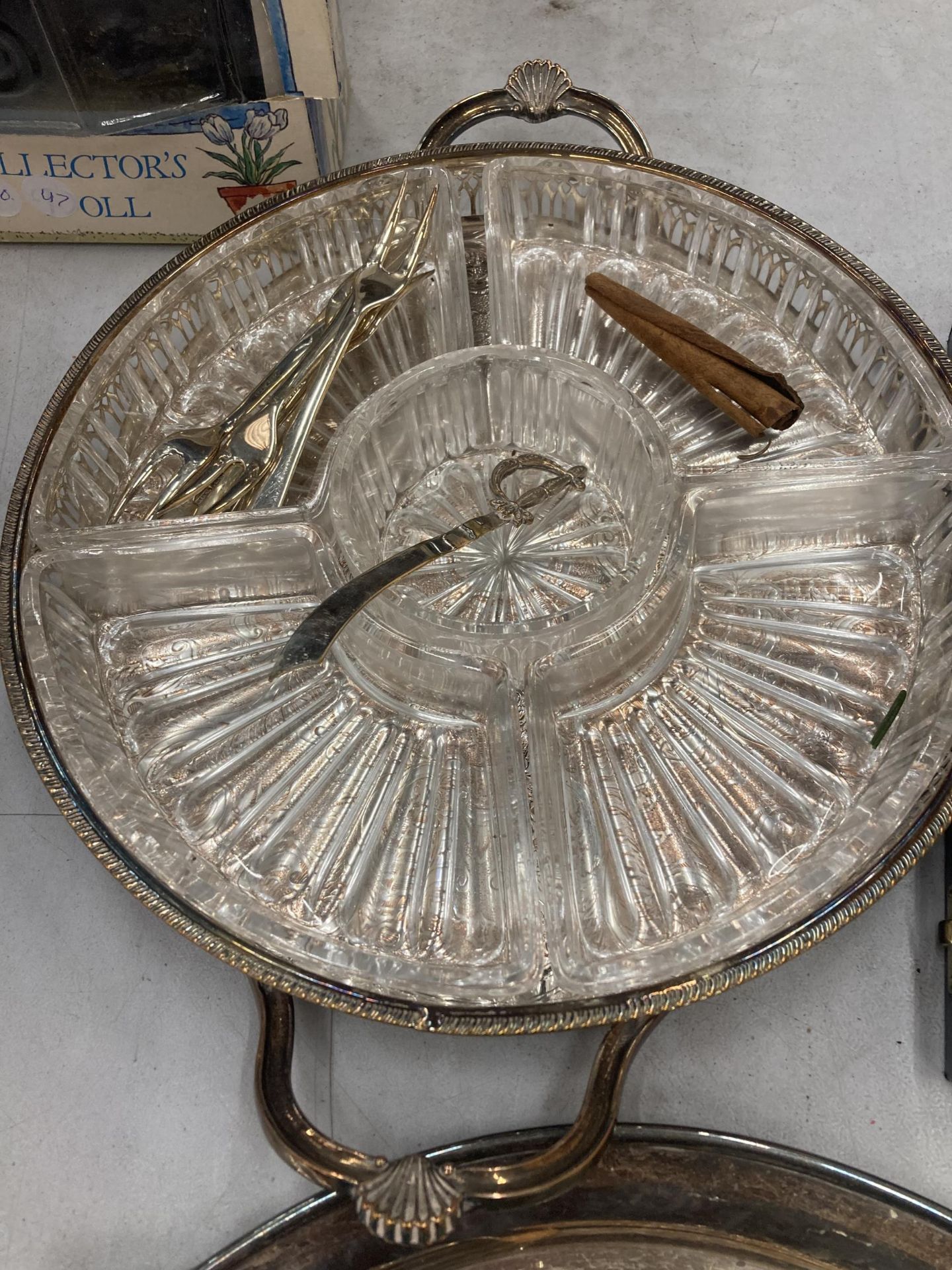 A GLASS NIBBLES DISH WITH SILVER PLATED BASE, TRAY AND A QUANTITY OF VINTAGE FLATWARE TO INCLUDE - Image 3 of 4