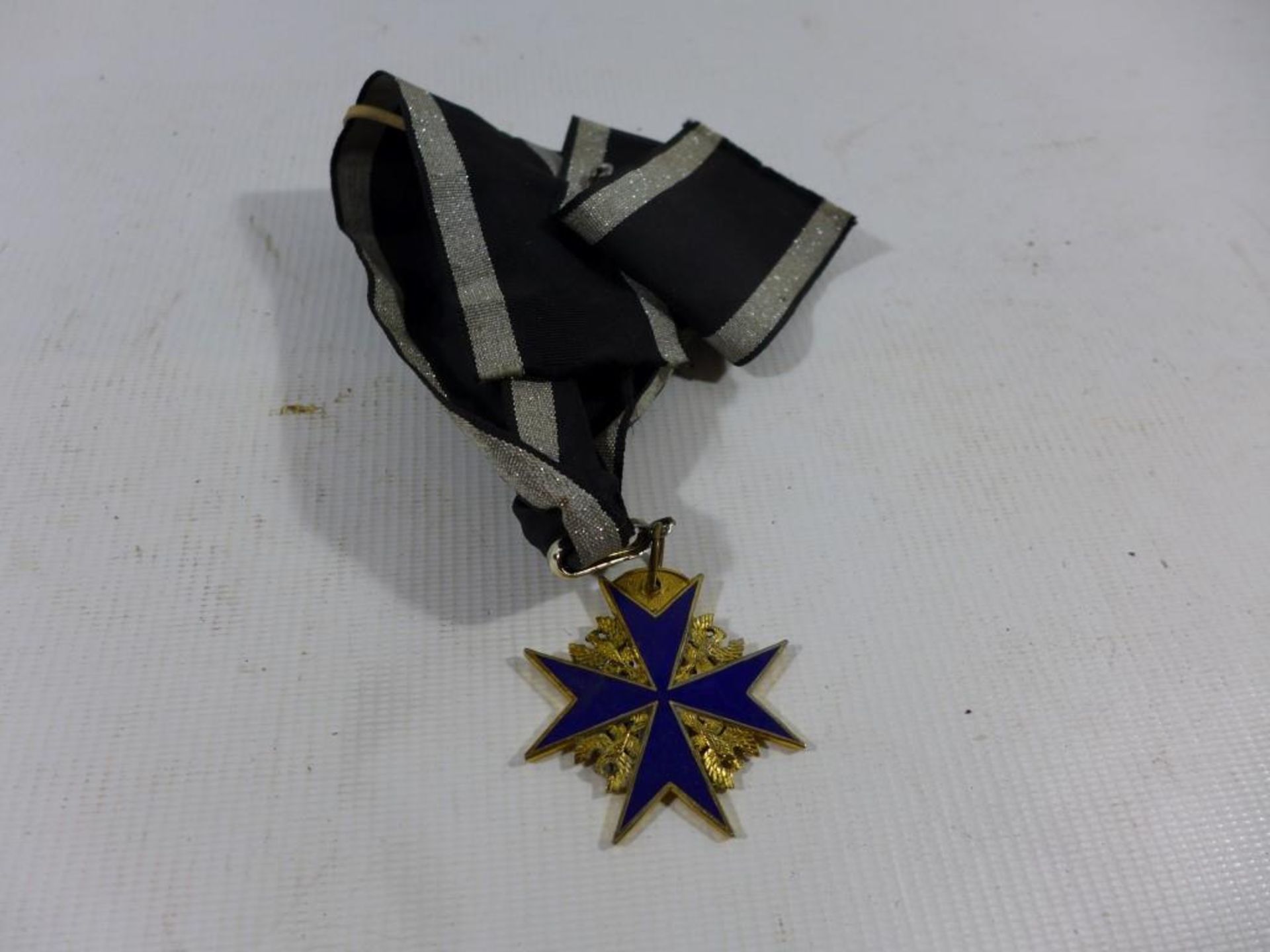 A GILT METAL POUR LE MERITE MEDAL AND RIBBON OF UNKNOWN AGE - Image 2 of 2