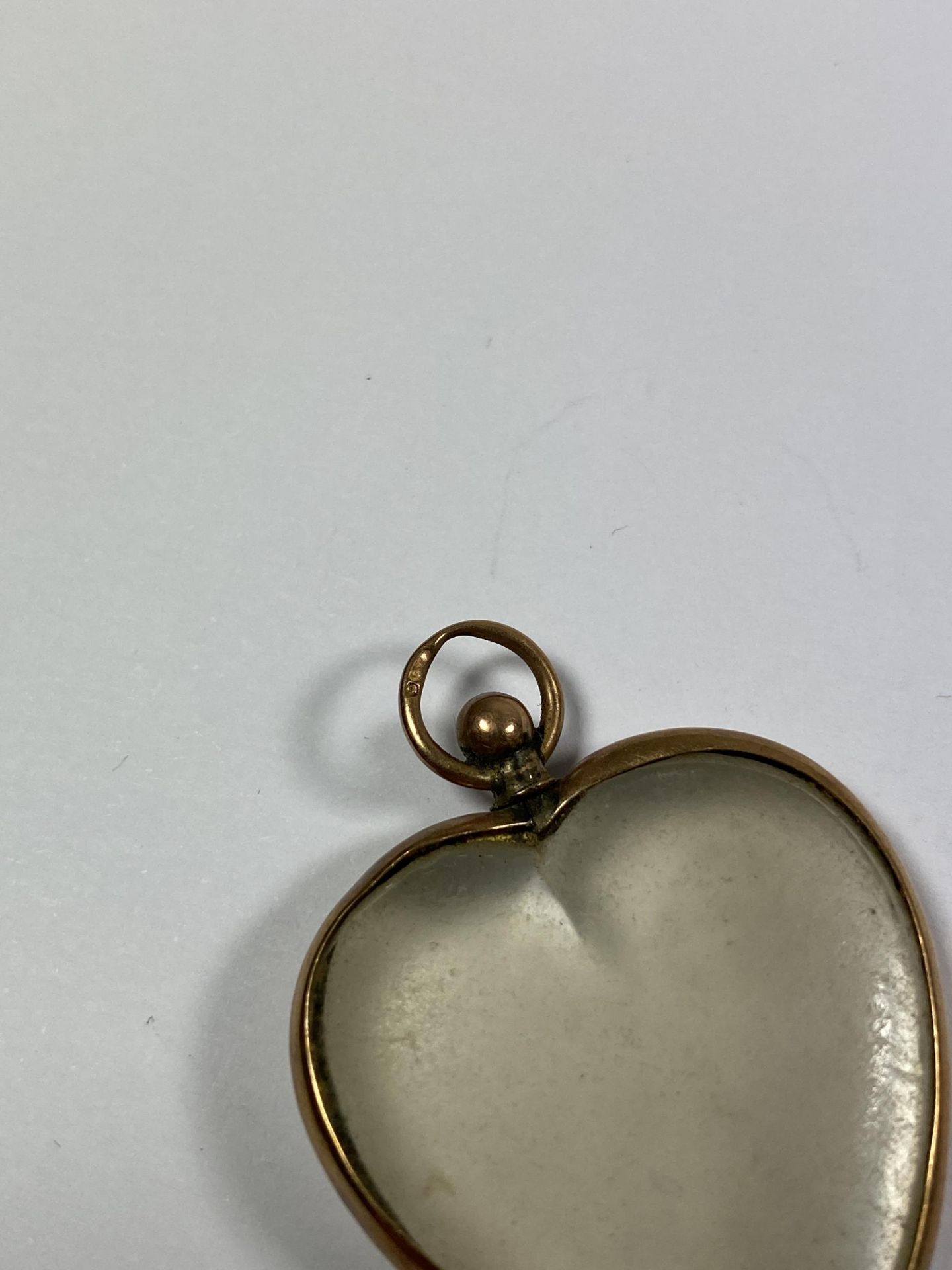 A VINTAGE 9CT YELLOW GOLD & CLEAR GLASS CASED HEART PENDANT - Image 3 of 4
