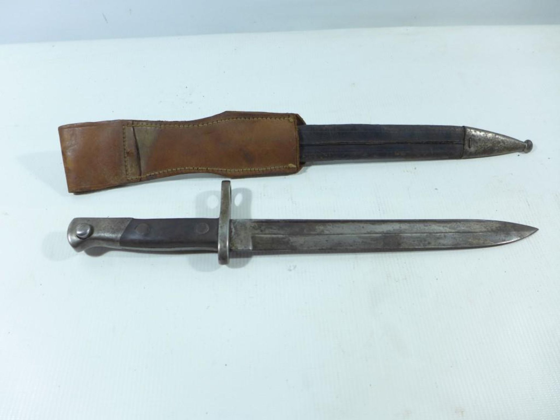 A SPANISH 1893 PATTERN BAYONET AND SCABBARD, 25.5CM BLADE MARKED 'ARTILLERIA FC DE TOLEDO 1900' - Image 3 of 5