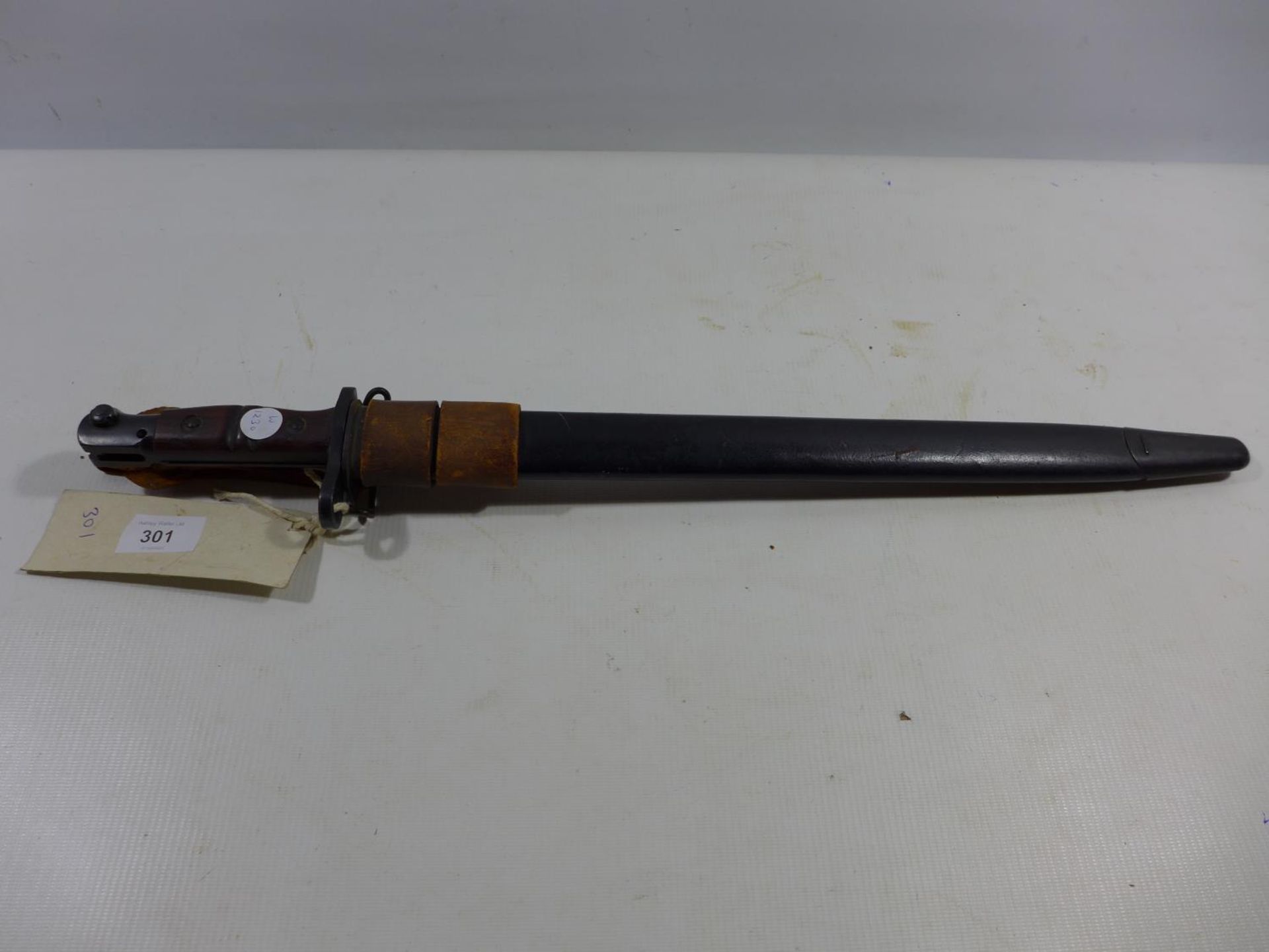 A WORLD WAR I UNITED STATES REMINGTON BAYONET AND SCABBARD, 43CM BLADE, DATED 1917 - Image 6 of 6