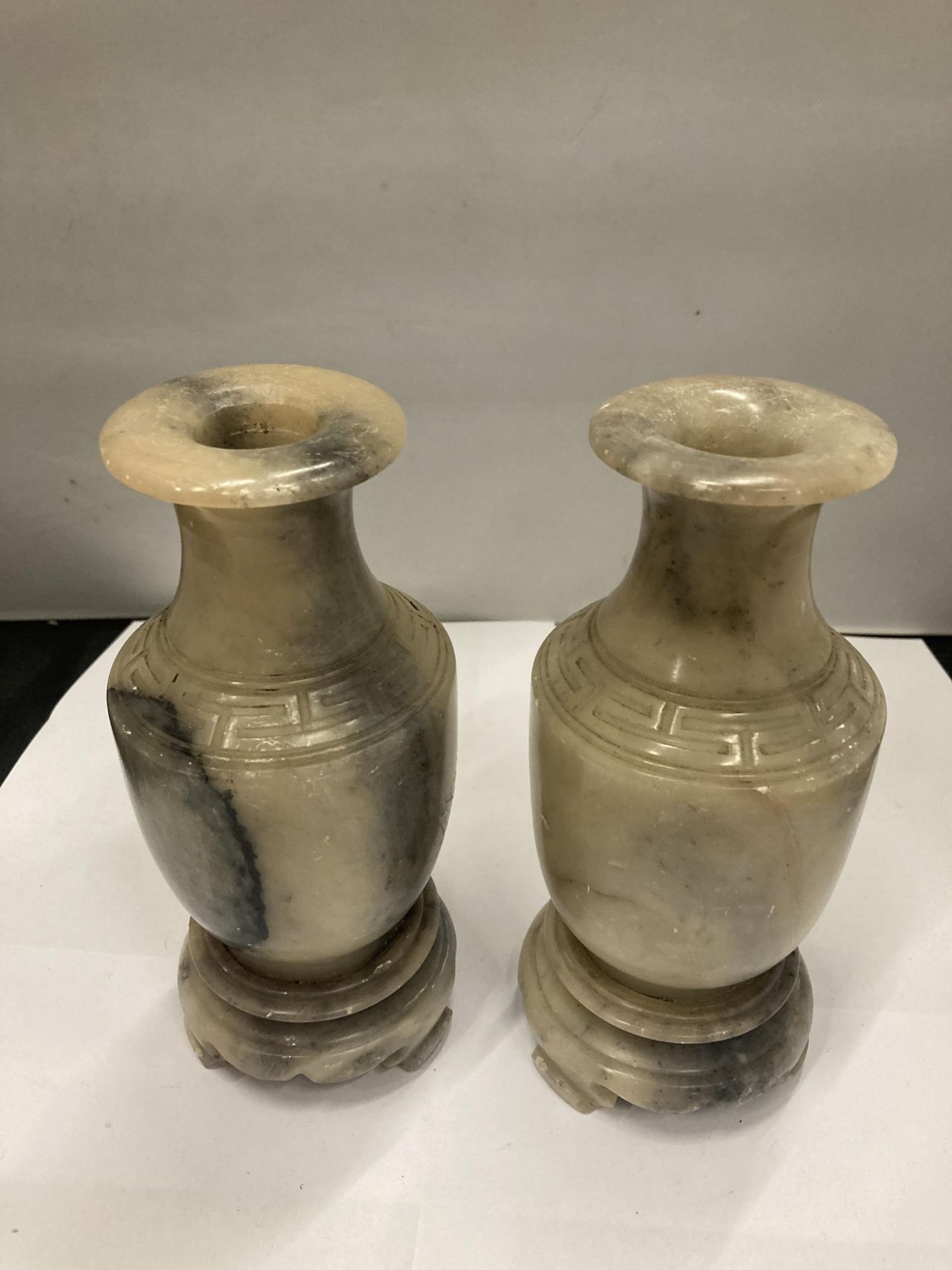 A PAIR OF ONYX STYLE VASES WITH GREEK KEY DETAIL, HEIGHT 19CM - Image 2 of 2