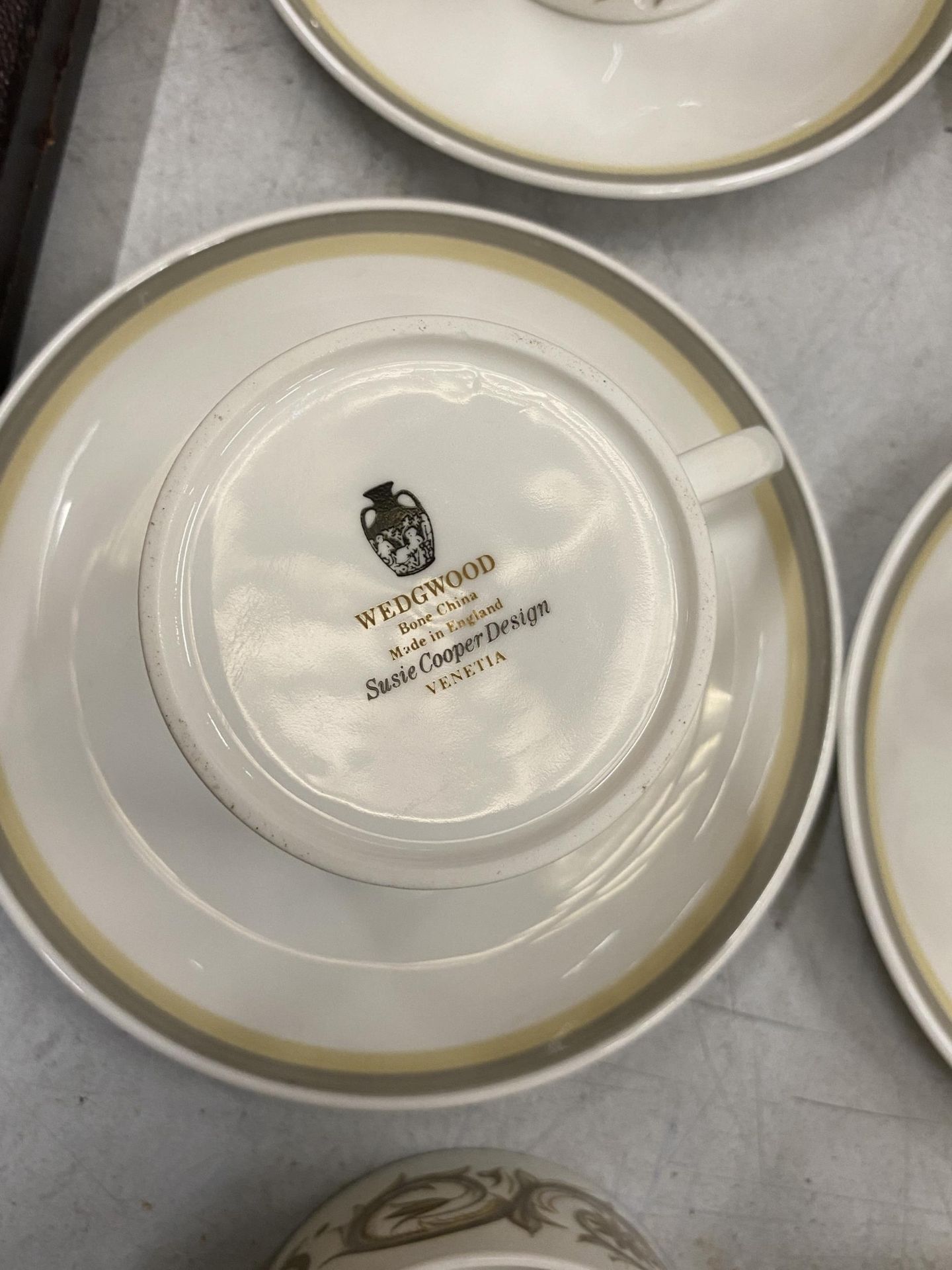 A WEDGWOOD SUSIE COOPER DESIGN 'VENETIA' PATTERN COFFEE SET COMPRISING COFFEE POT, CREAM JUG, - Image 2 of 2