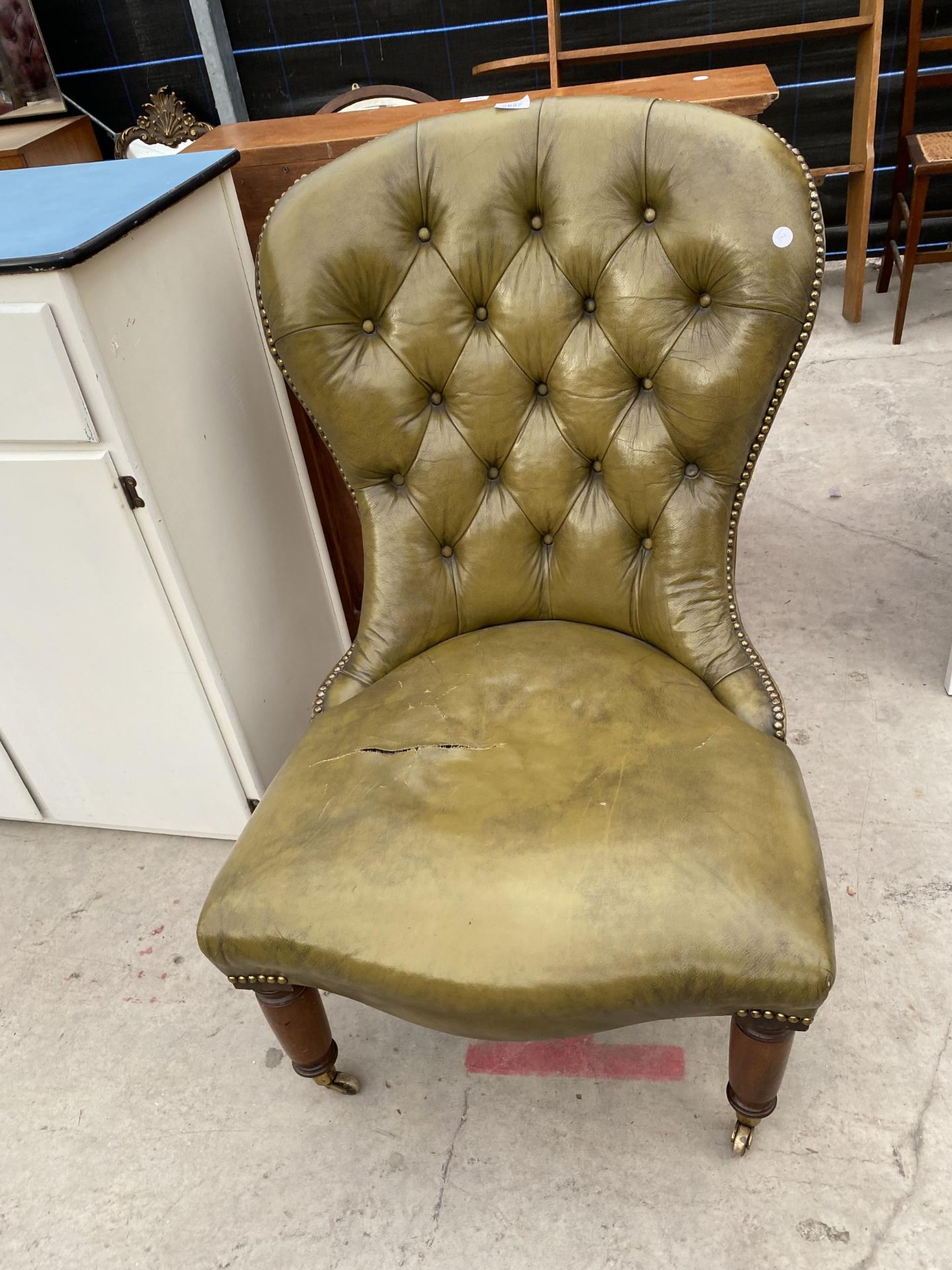 A VICTORIAN STYLE SPOON BUTTON-BACK NURSING CHAIR ON TURNED FRONT LEGS - Image 2 of 3