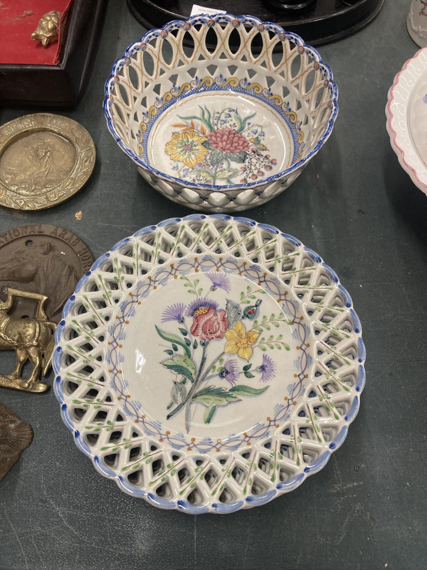 A QUANTITY OF HANDPAINTED PORTUGUESE RIBBON PLATES PLUS A BOWL