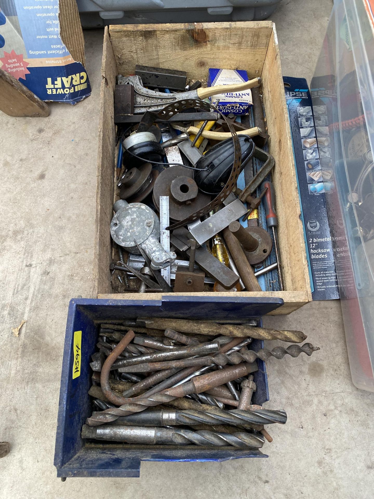 AN ASSORTMENT OF TOOLS TO INCLUDE A SAW, FOOT PUMP AND DRILL BITS ETC - Image 3 of 4
