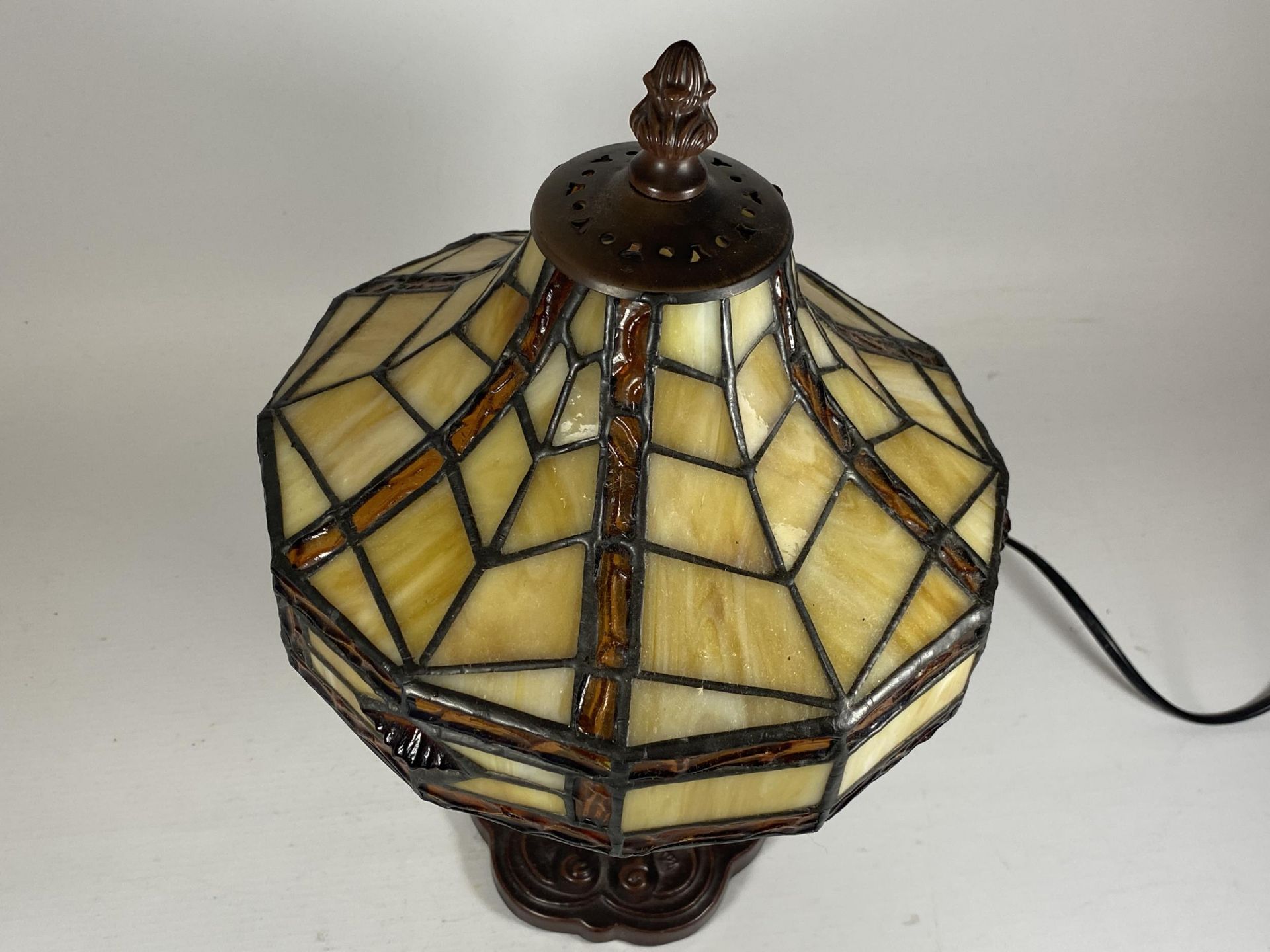 A VINTAGE TIFFANY STYLE LEADED GLASS TABLE LAMP, HEIGHT 33CM - Image 2 of 3