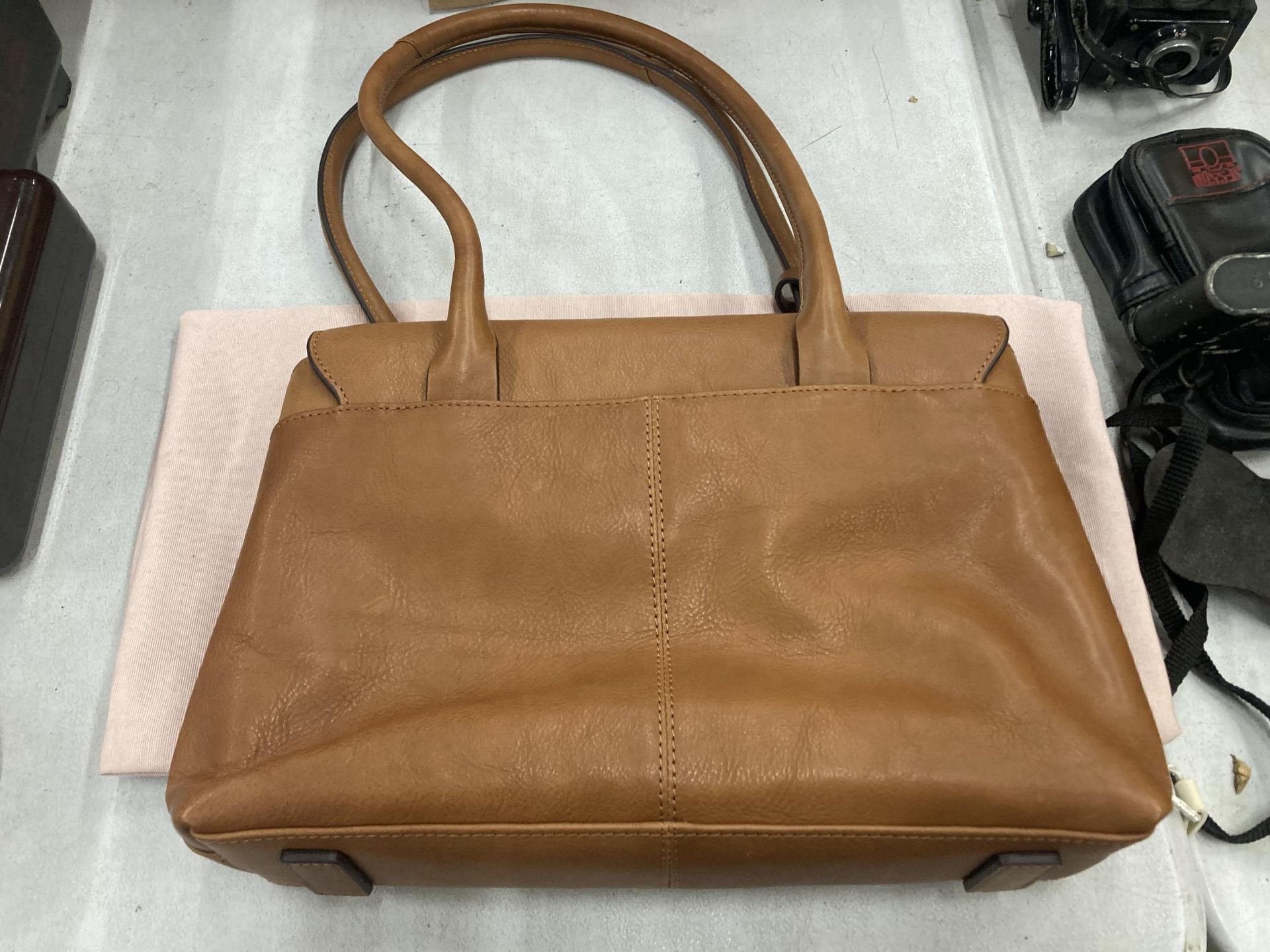 A VINTAGE TAN COLOURED RADLEY BAG WITH COVER - Image 4 of 4