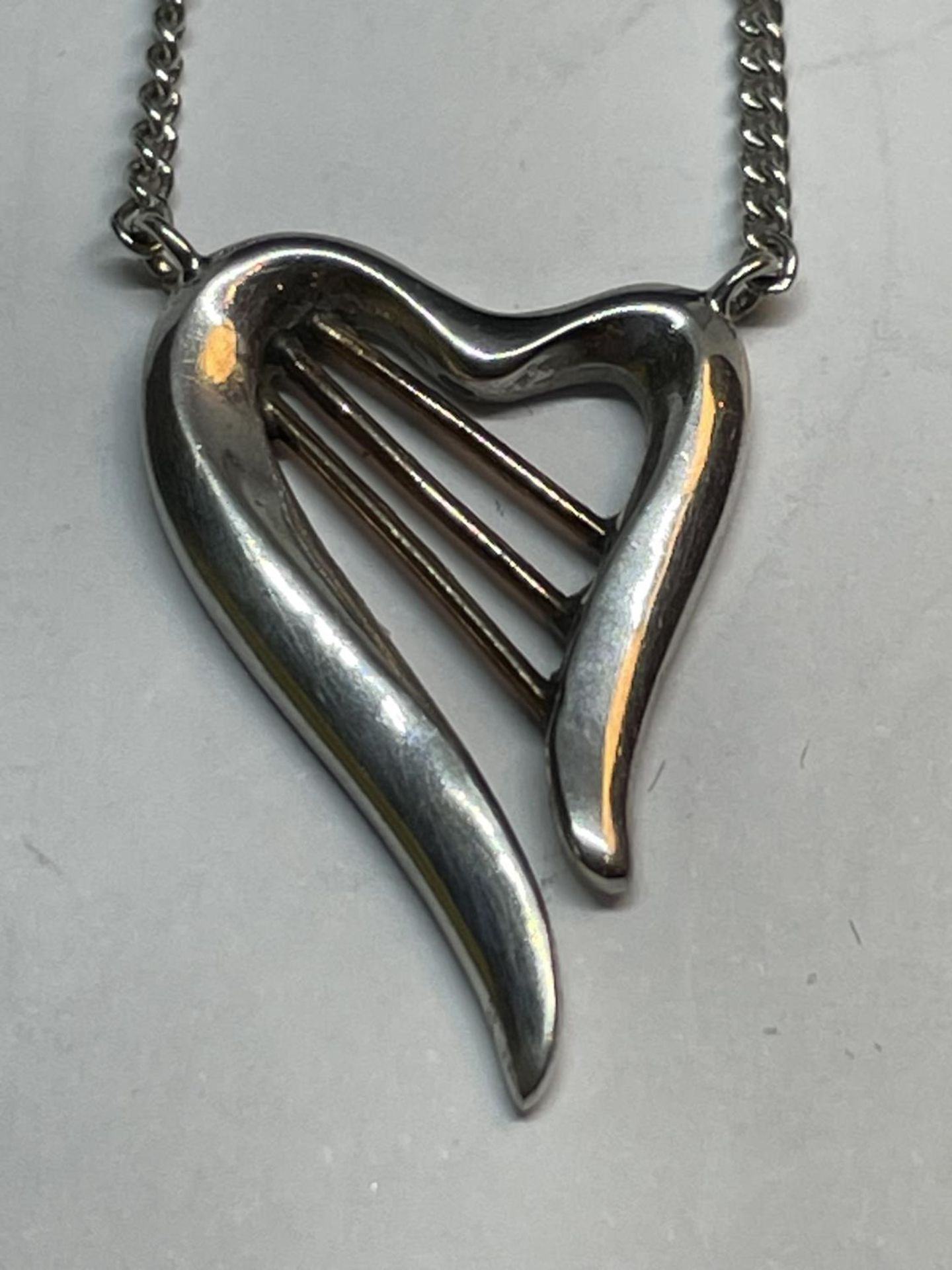 A SILVER WELSH CLOGAU NECKLACE WITH A HARP AND 9CT GOLD STRINGS IN A PRESENTATION BOX - Image 2 of 4