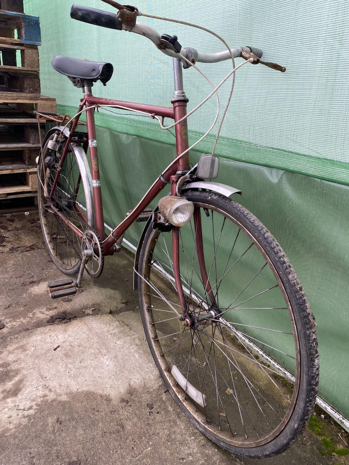 A VINTAGE GENTS BIKE WITH SINGLE GEAR SYSTEM - Image 3 of 3