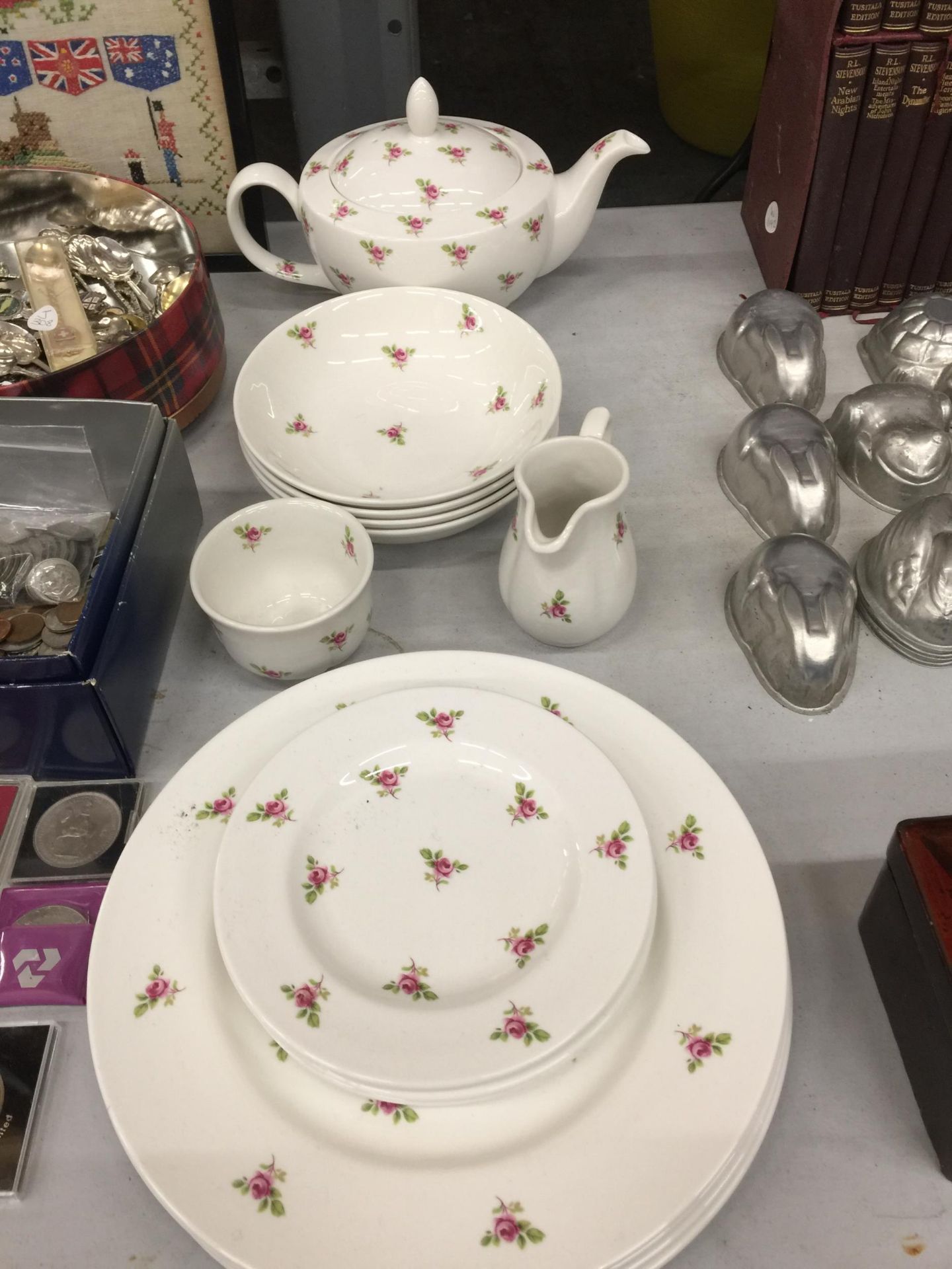 A QUANTITY OF CHINA TEAWARE TO INCLUDE PLATES, BOWLS, A TEAPOT, CREAM JUG AND SUGAR BOWL