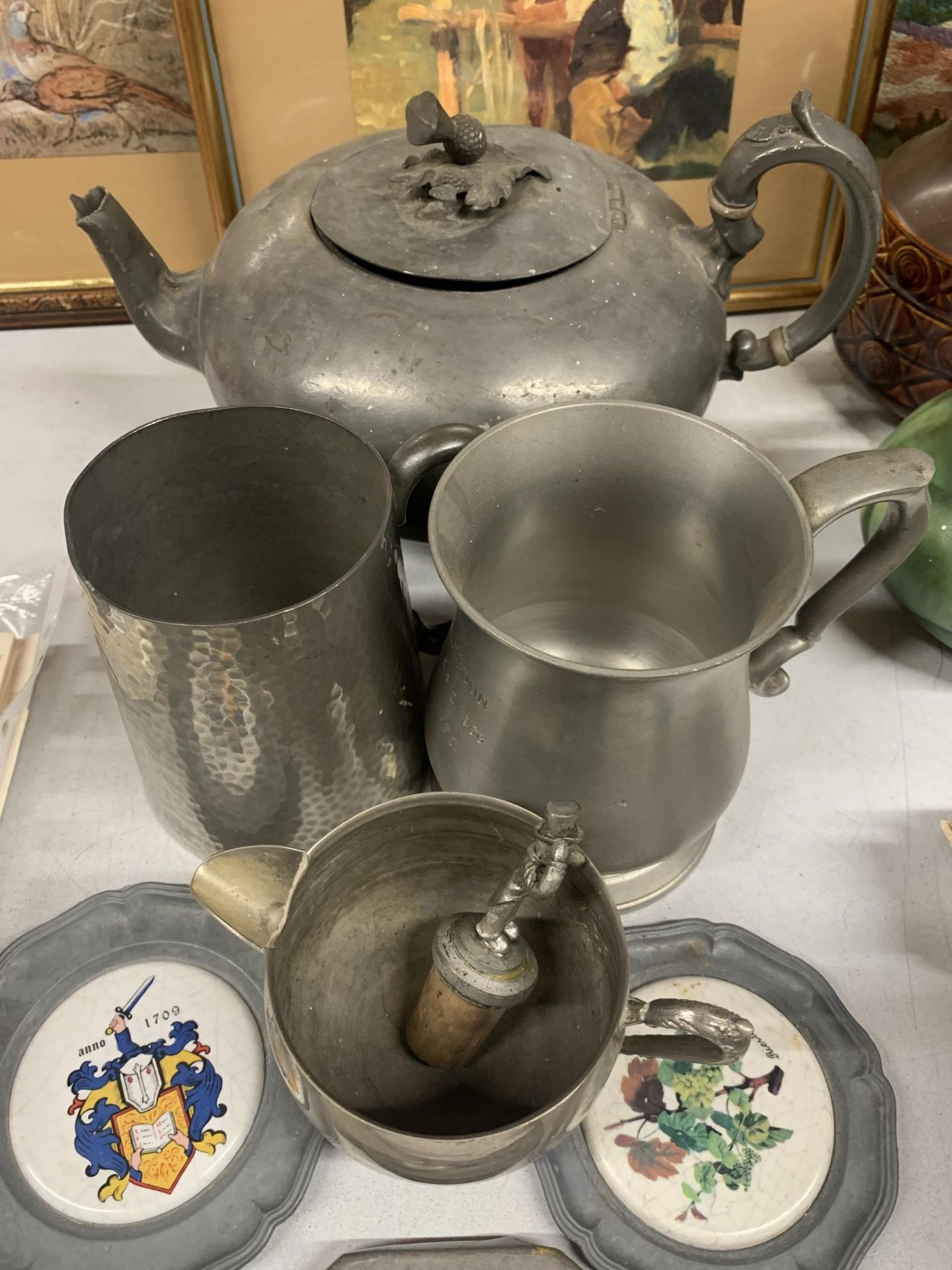 A QUANTITY OF PEWTER ITEMS TO INCLUDE A LARGE TEAPOT WITH ACORN FINIAL, TANKARDS, A JUG, PIN - Image 3 of 4