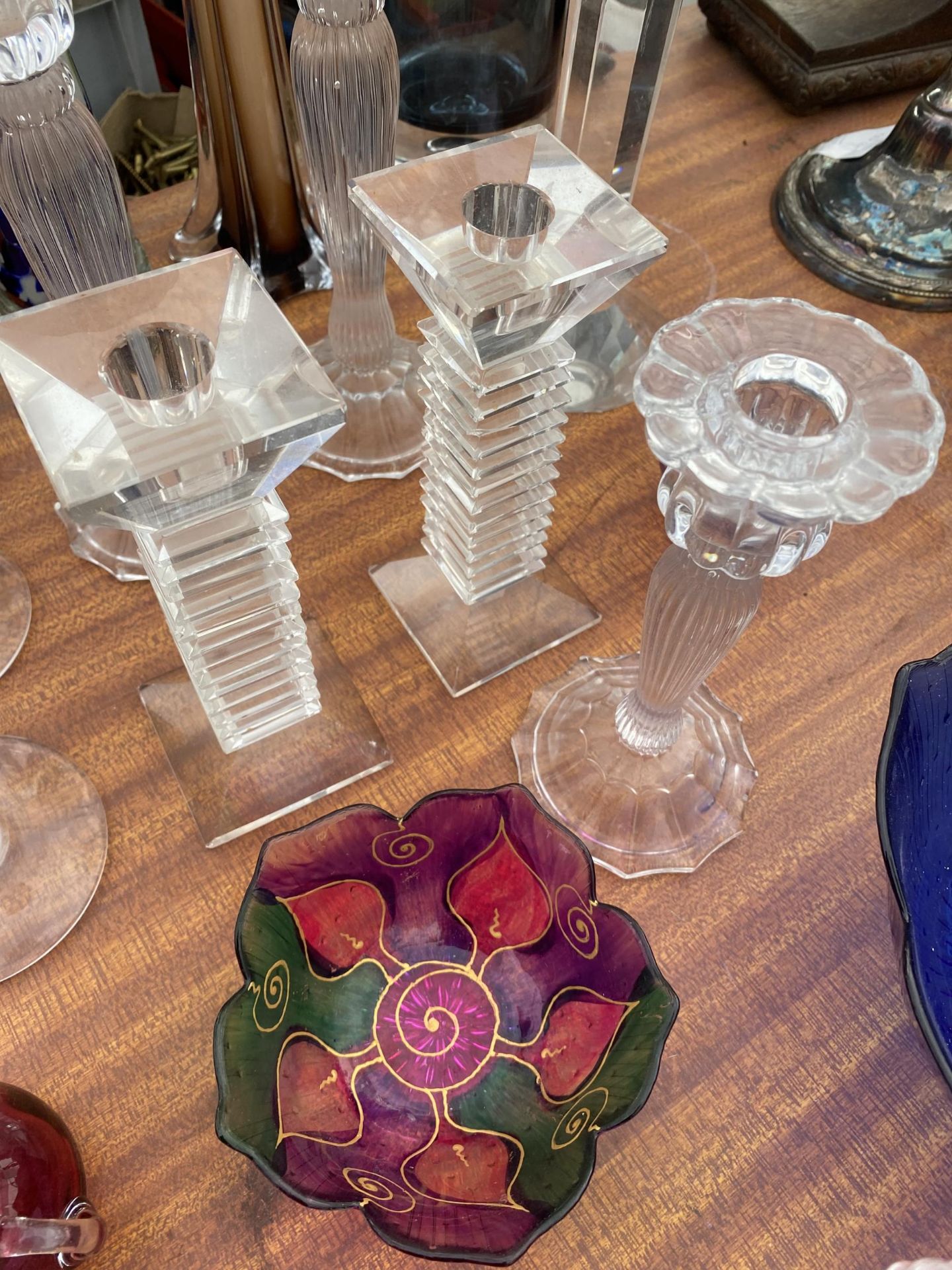 AN ASSORTMENT OF GLASS WARE TO INCLUDE CANDLESTICKS AND BOWLS ETC - Image 4 of 5