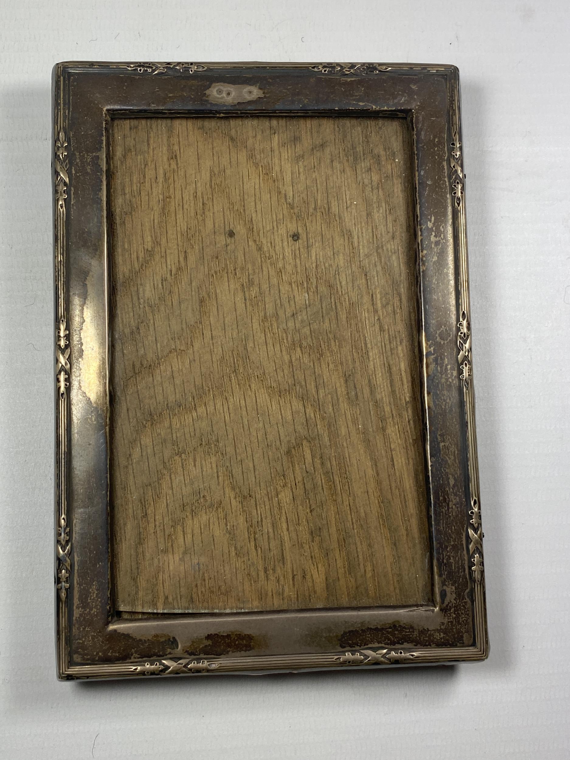 A CHESTER HALLMARKED SILVER PHOTO FRAME, 16 X 11CM