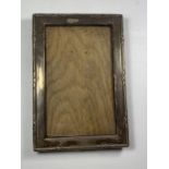 A CHESTER HALLMARKED SILVER PHOTO FRAME, 16 X 11CM