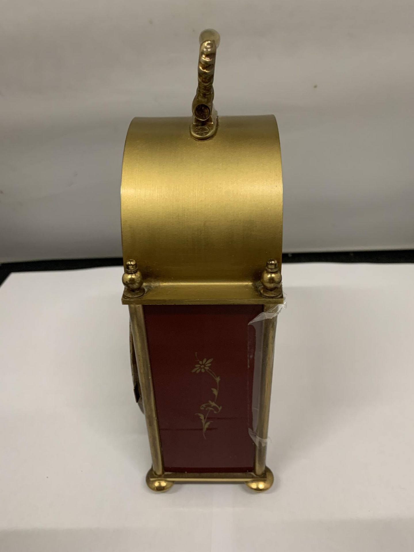 A 'BENTIMA' BRASS MANTLE CLOCK WITH A BURGUNDY AND FLORAL DECORATED FRONT HEIGHT 18CM - Image 2 of 3