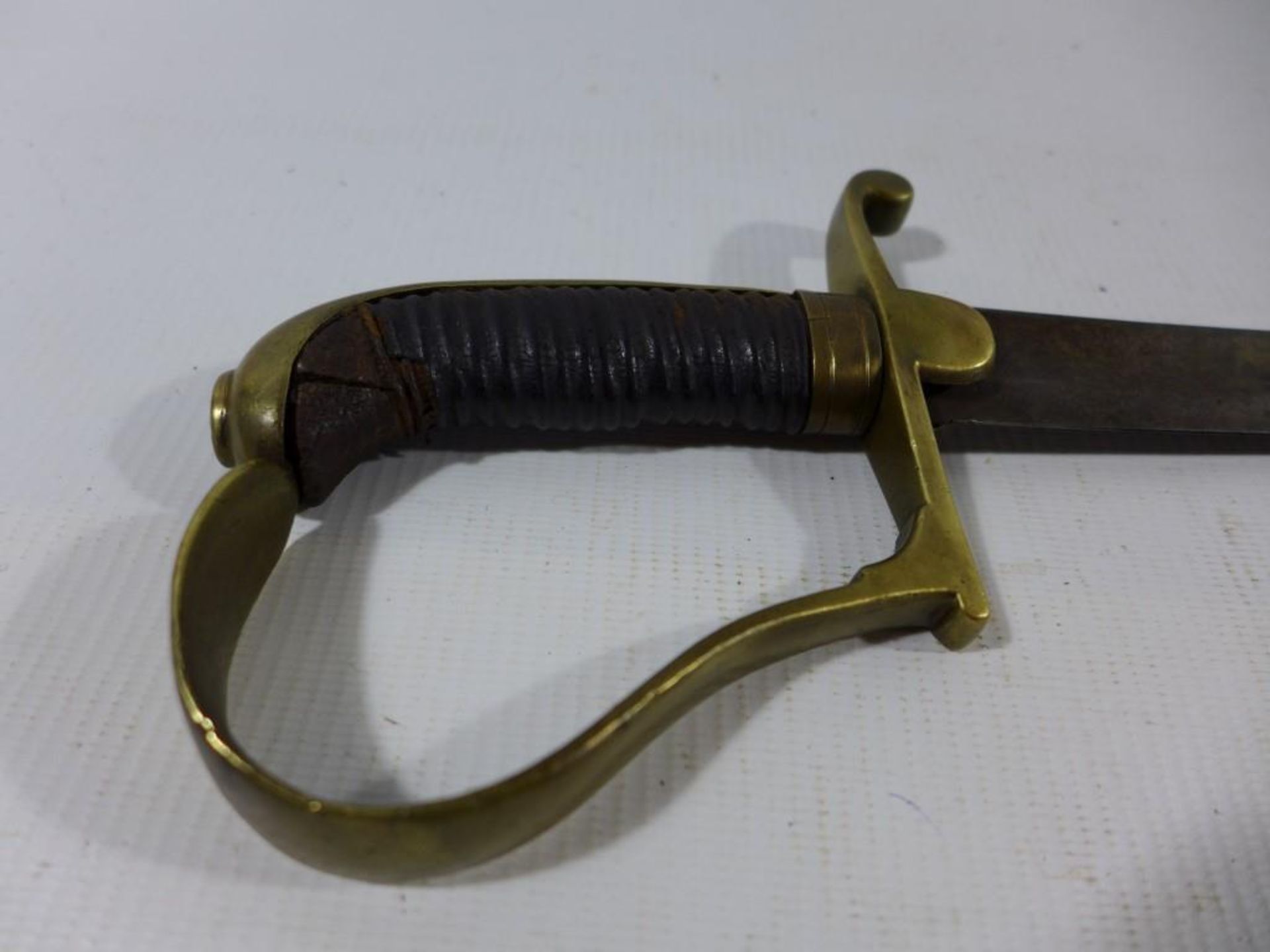 A MID 19TH CENTURY CHILDS SWORD, 47.5CM BLADE, BRASS GUARD - Image 3 of 4