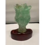 A BUST OF A REGAL STYLE FIGURE IN GREEN STONE ON A WOODEN BASE HEIGHT 19CM