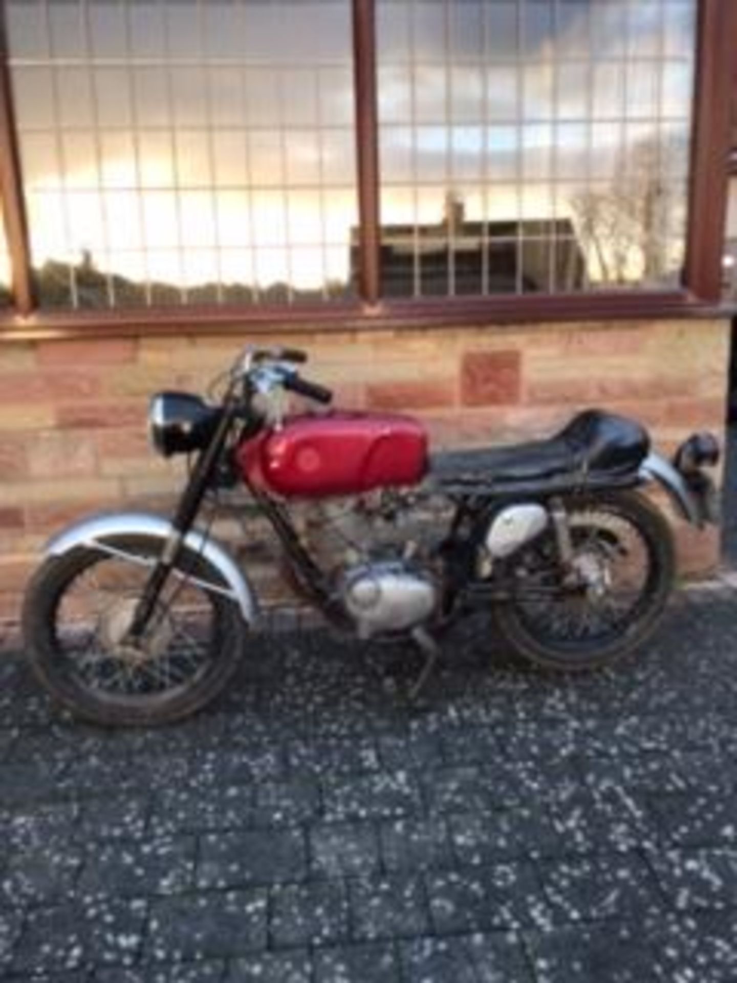 A 1966 GILERA 124, OHV 4 SPEED, PROJECT, STARTED AND RUN UP TO TEMPERATURE LAST WEEK. NO KNOCKS,