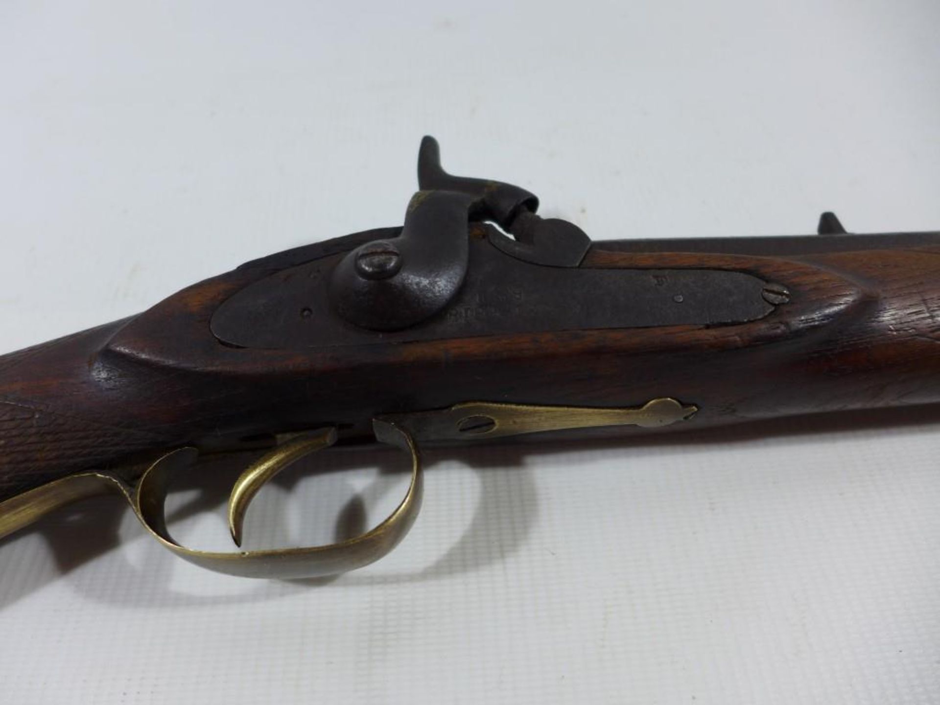 A MID 19TH CENTURY 16 BORE MUZZLE LOADING SINGLE BARREL PERCUSSION CAP SHOTGUN, 78CM BARREL - Image 7 of 8