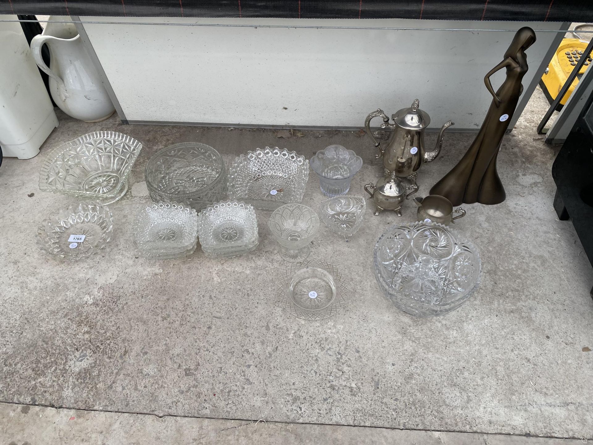 AN ASSORTMENT OF ITEMS TO INCLUDE A SILVER PLATE COFFEE SERVICE AND GLASS WARE ETC