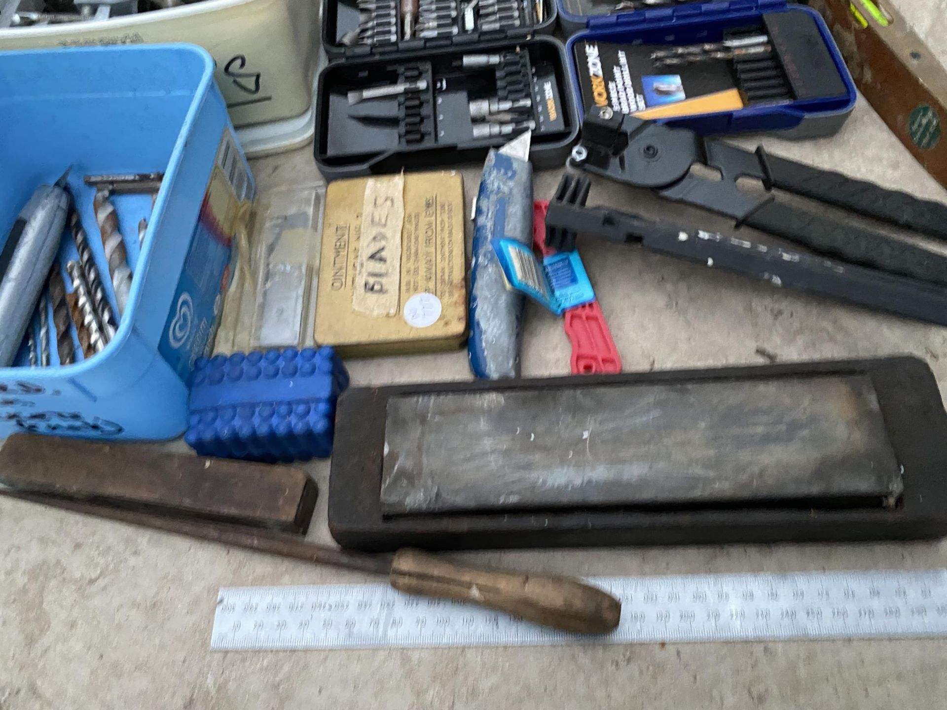 AN ASSORTMENT OF TOOLS TO INCLUDE CLAMPS, PLIERS, SPANNERS AND DRILL BITS ETC - Image 4 of 5