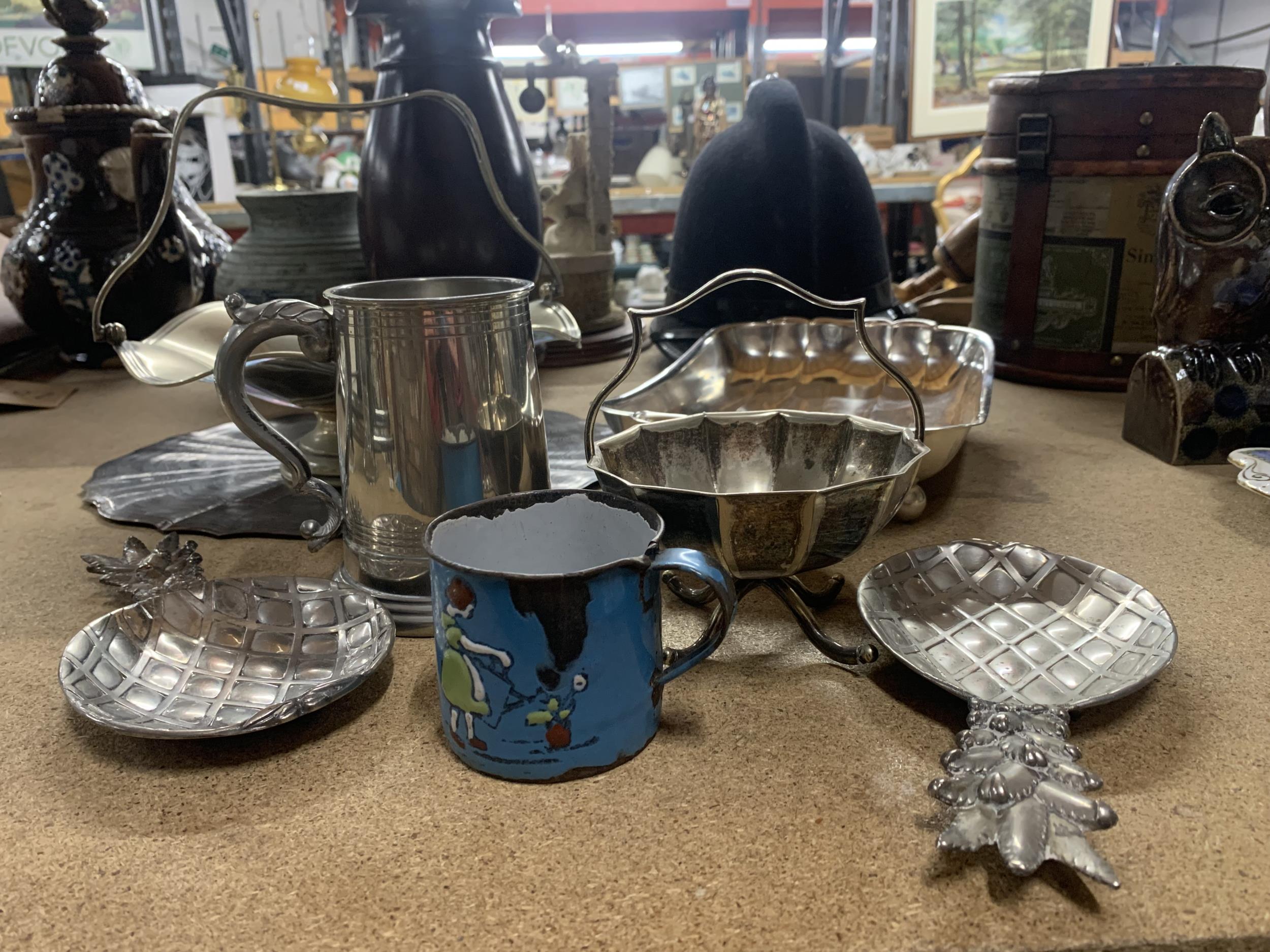 A QUANTITY OF SILVER PLATED ITEMS TO INCLUDE A TRAY, HANDLED BASKET BOWL, SERVING DISH, TANKARD,