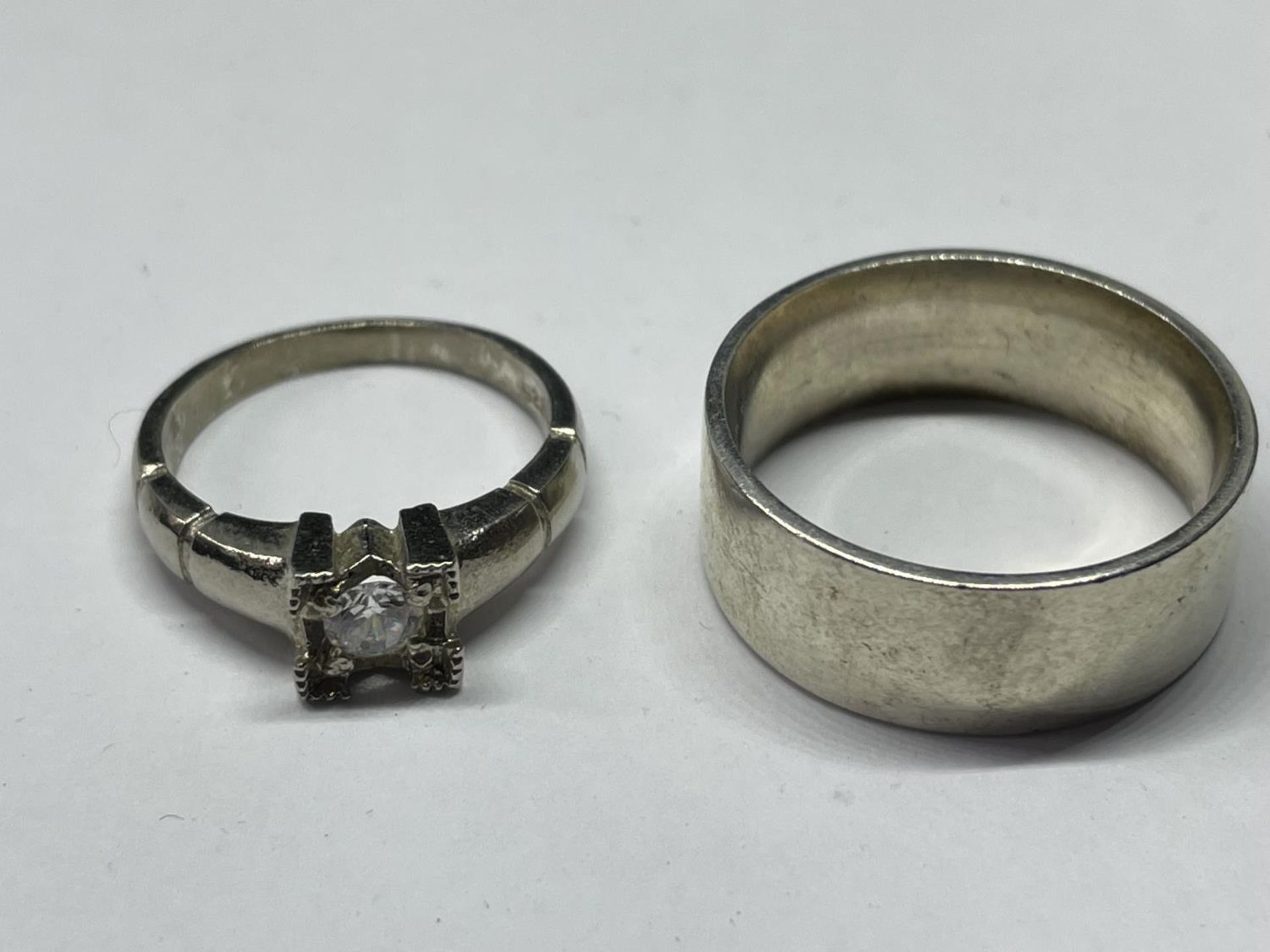 FIVE VARIOUS SILVER RINGS - Image 3 of 3