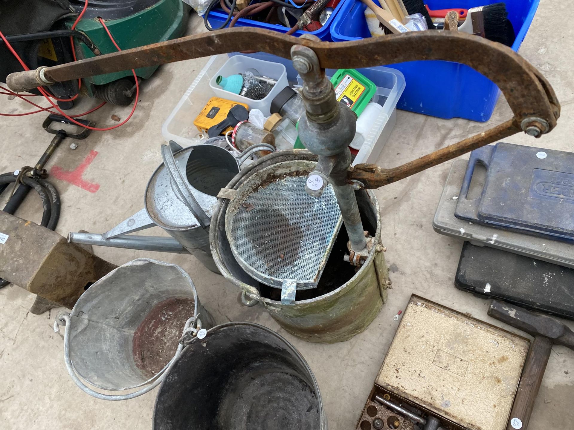 AN ASSORTMENT OF GALVANISED ITEMS TO INCLUDE TWO BUCKETS AND A WATERING CAN - Image 3 of 5