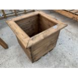 AN EX DISPLAY CHARLES TAYLOR SMALL GARDEN PLANTER *PLEASE NOTE VAT TO BE CHARGED ON THIS ITEM*