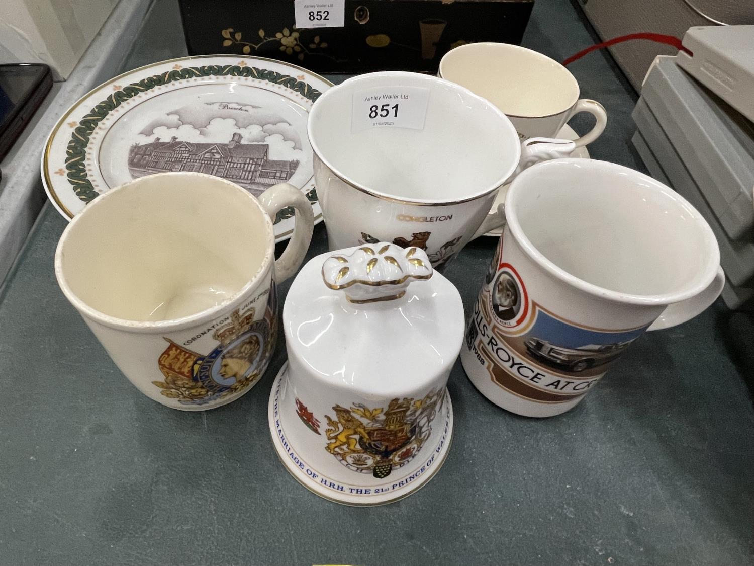 A QUANTITY OF ROYAL COMMEMORATIVE ITEMS TO INCLUDE MUGS, CUPS, A BELL AND A PLATE