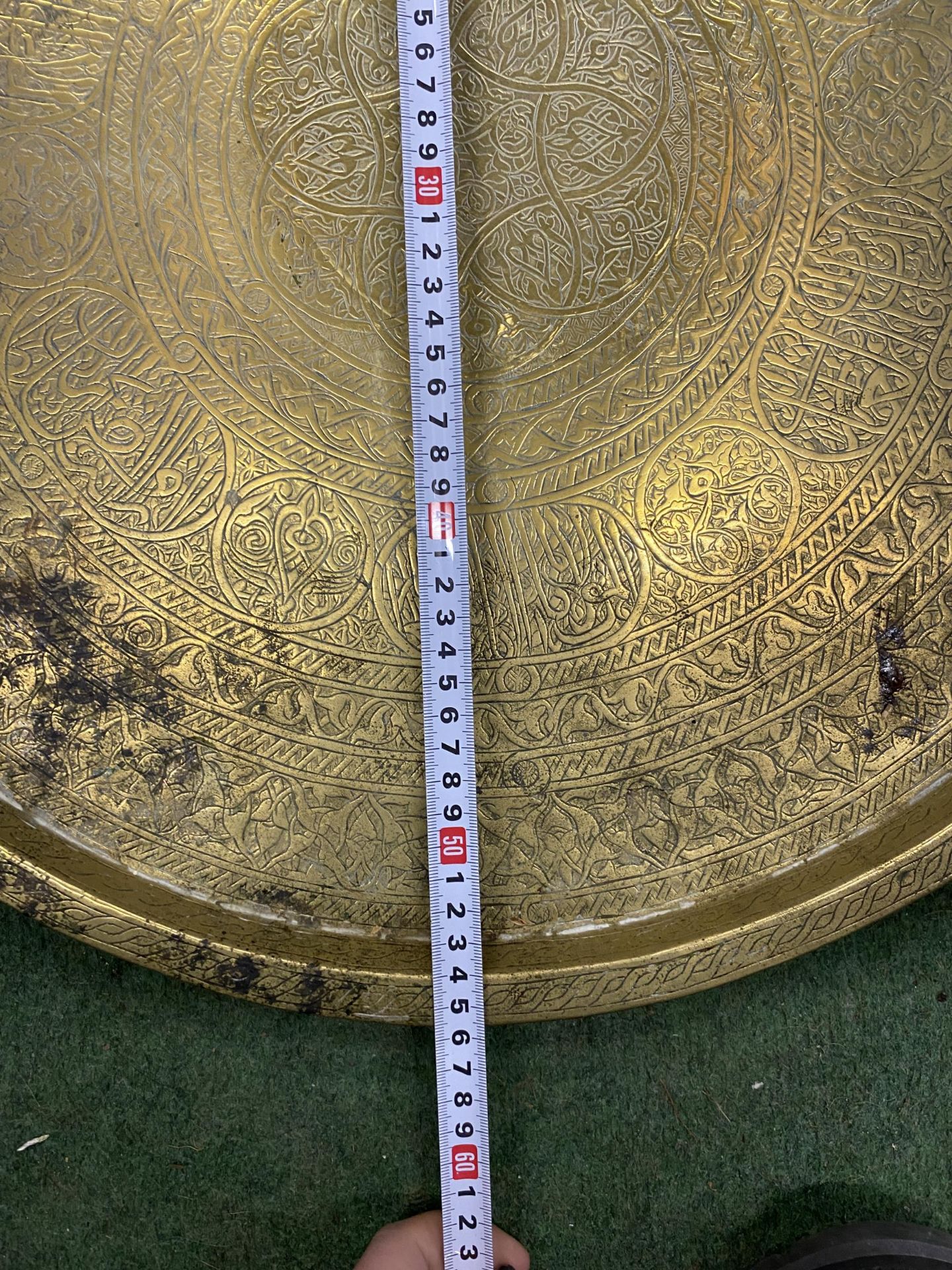 A LARGE MIDDLE EASTERN BRASS CHARGER, DIAMETER 56CM - Image 3 of 3